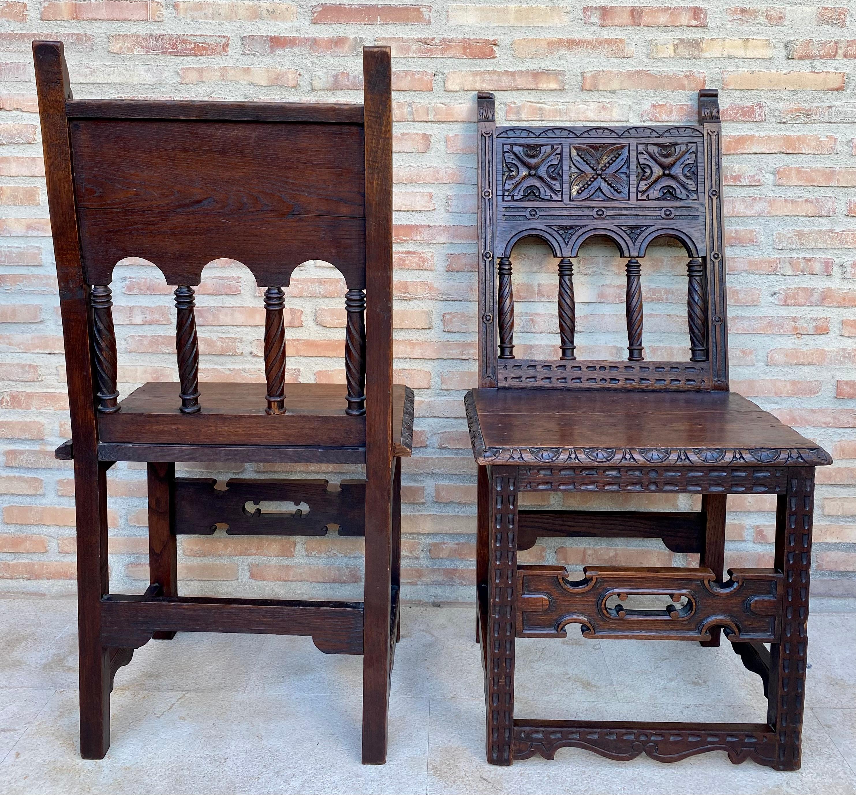 Spanische geschnitzte Stühle des frühen 20. Jahrhunderts mit Holzsitz, 1890er Jahre, 2er-Set, Set im Angebot 2