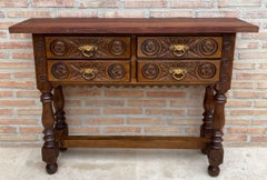 Tavolo consolle intagliato spagnolo dei primi del Novecento con quattro cassetti, anni '30