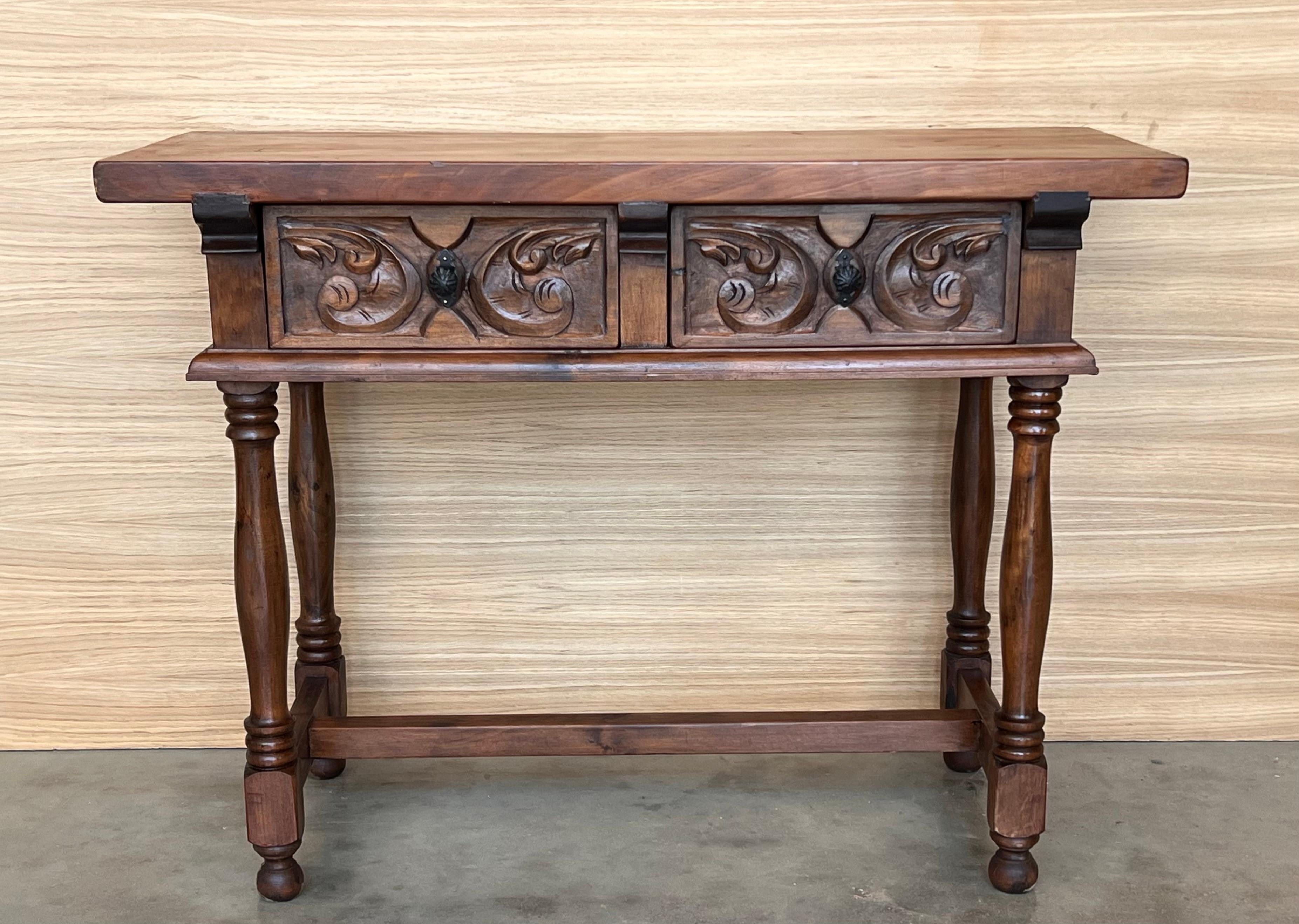 Early 20th century carved Spanish console with turned legs and a drawer with hardware

This table with character is of rare narrow depth. It is characteristic of Spanish Baroque furniture with a thick one-piece top, a simple and bold chip-carved