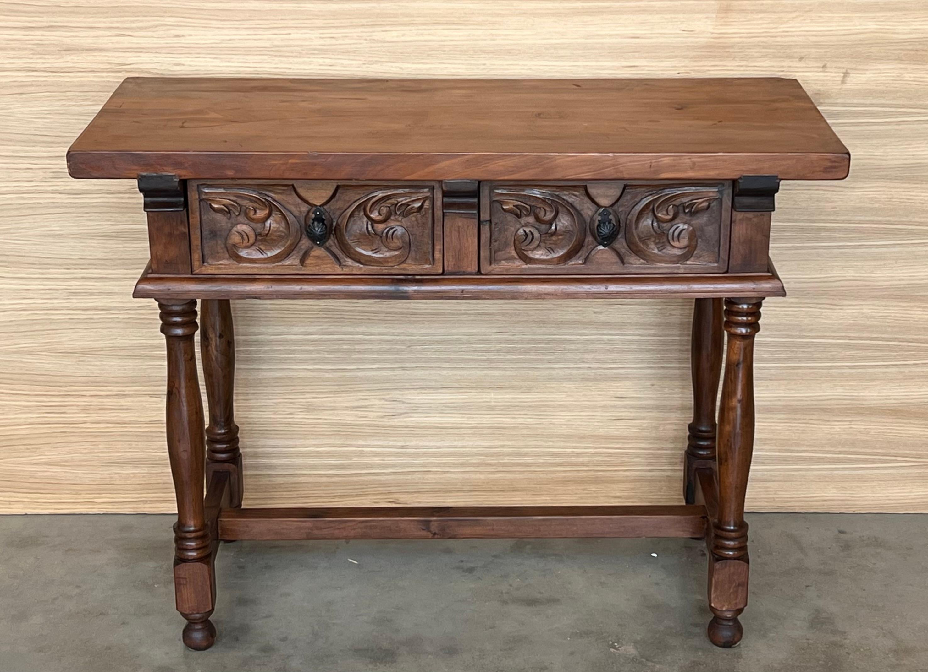 Early 20th Century Spanish Carved Console Table with Turned Legs In Good Condition For Sale In Miami, FL
