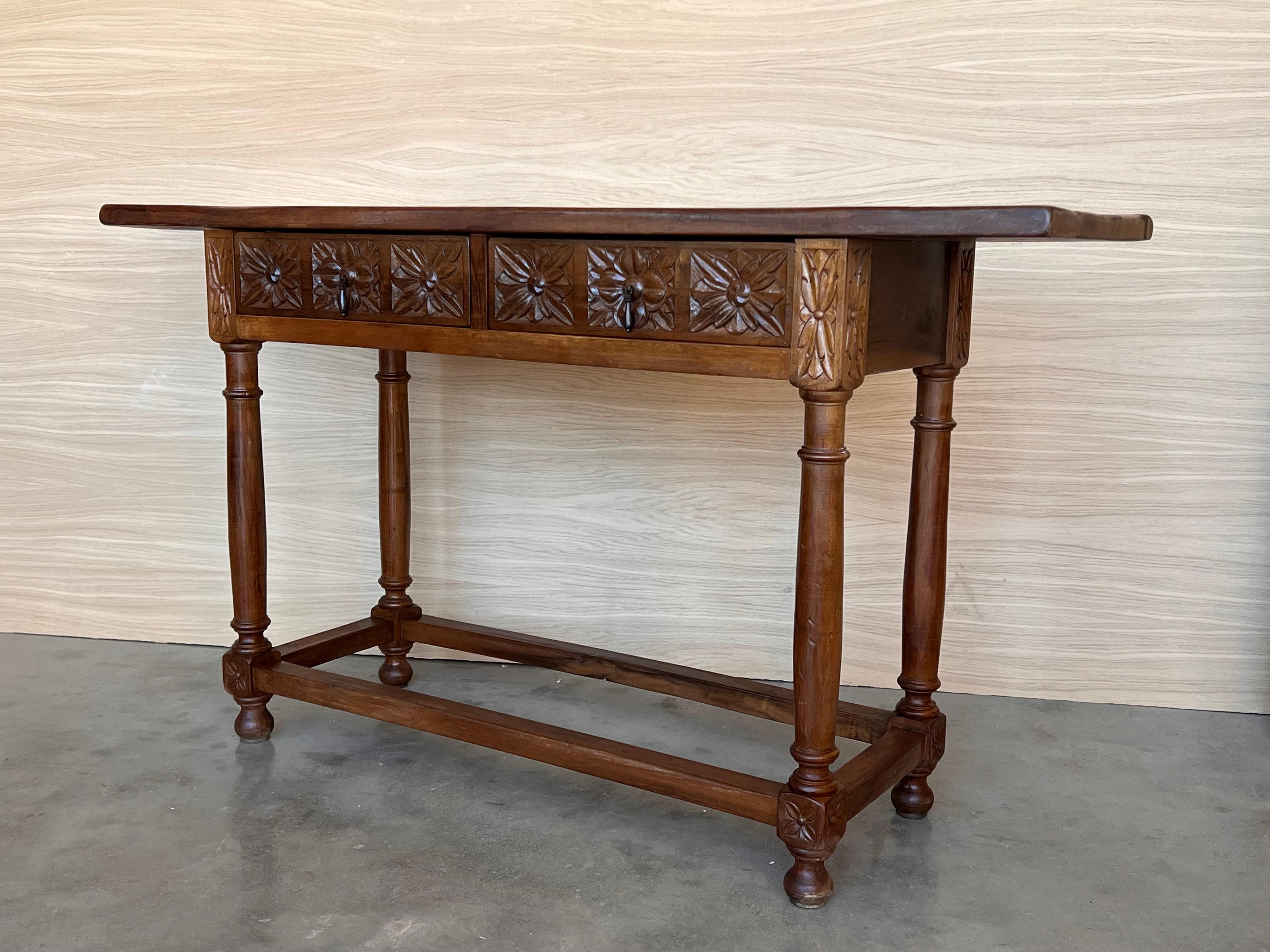 Table console espagnole sculptée du début du 20e siècle avec deux tiroirs en vente 3