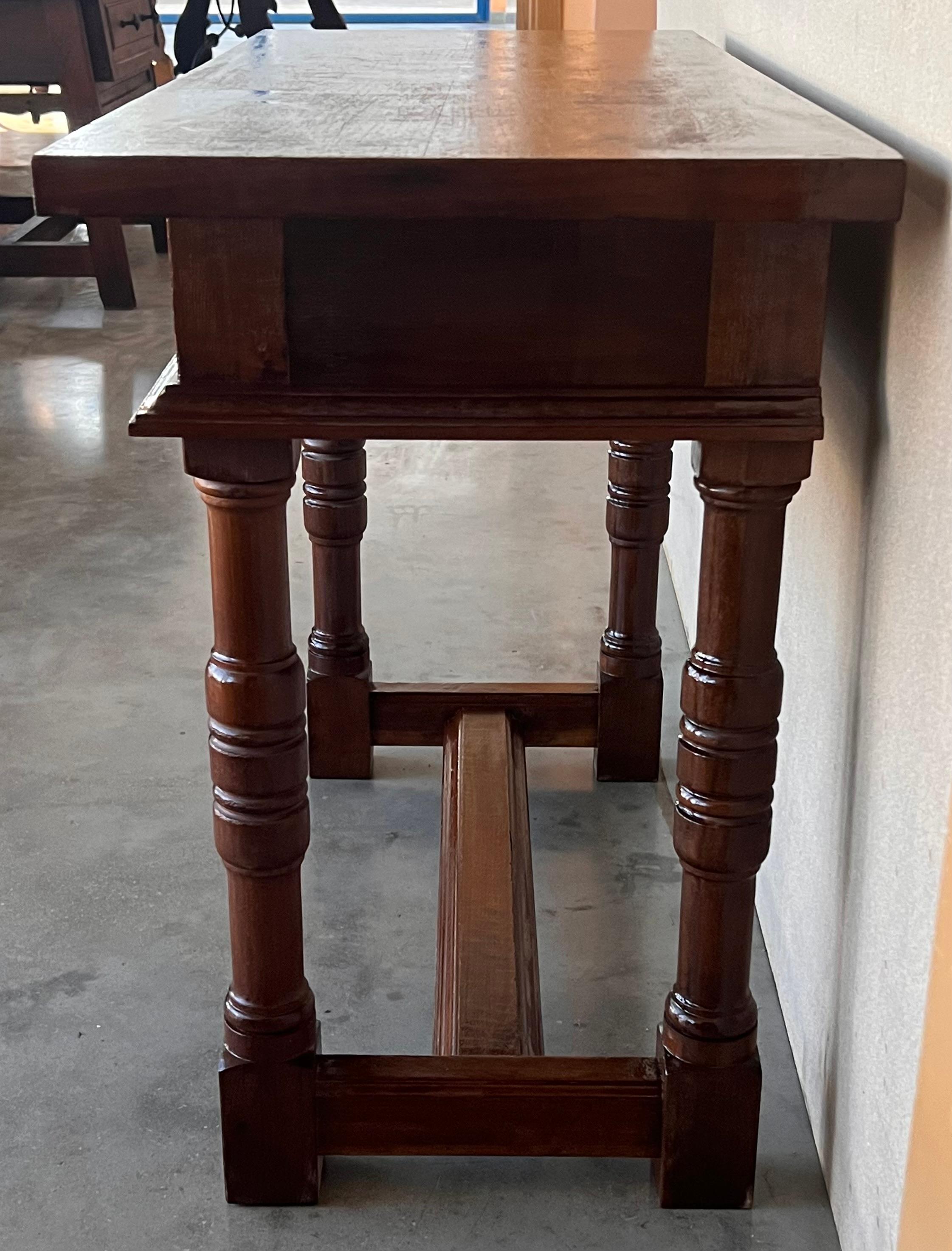 Table console espagnole sculptée du début du 20e siècle avec deux tiroirs en vente 4