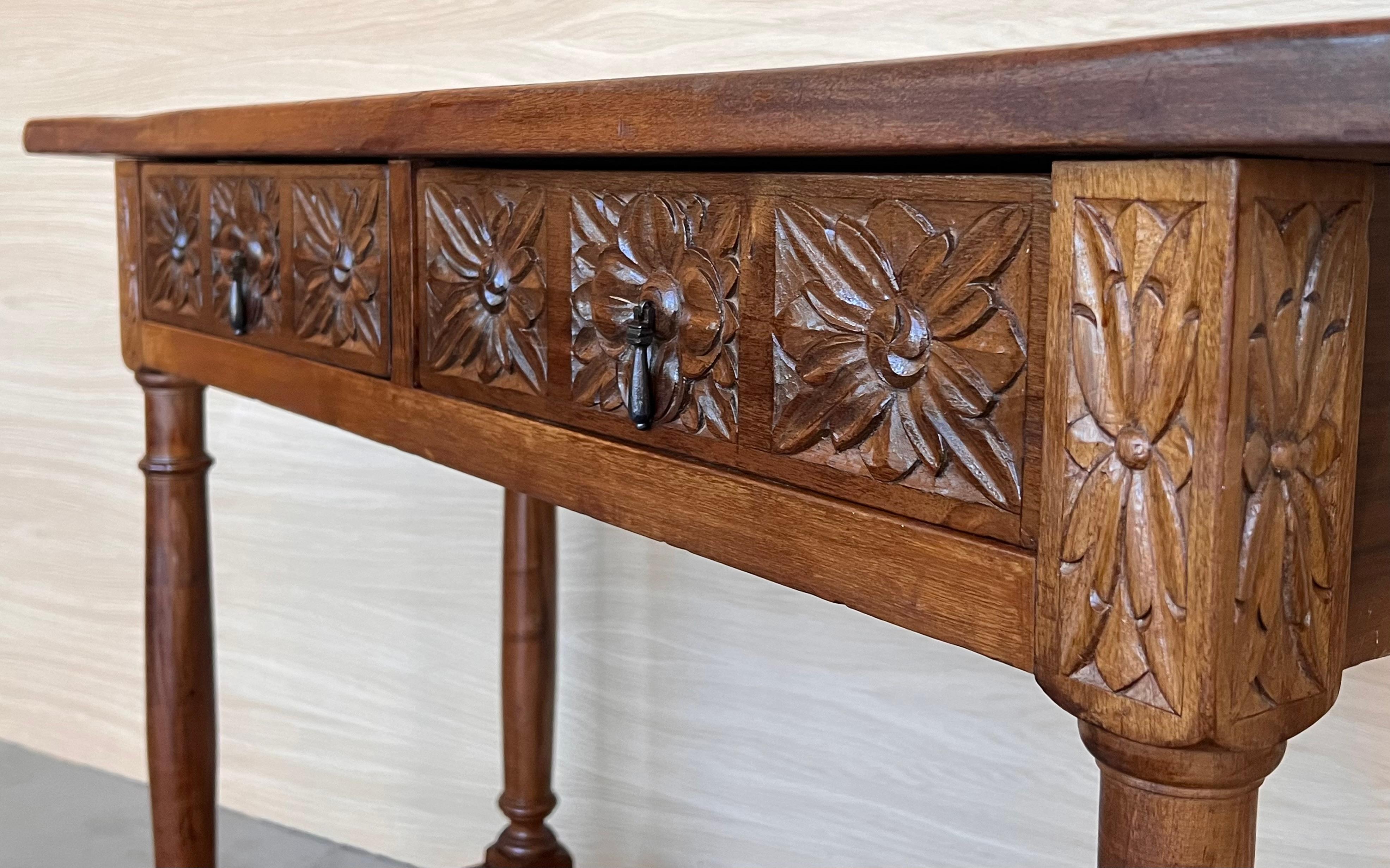 Table console espagnole sculptée du début du 20e siècle avec deux tiroirs en vente 6