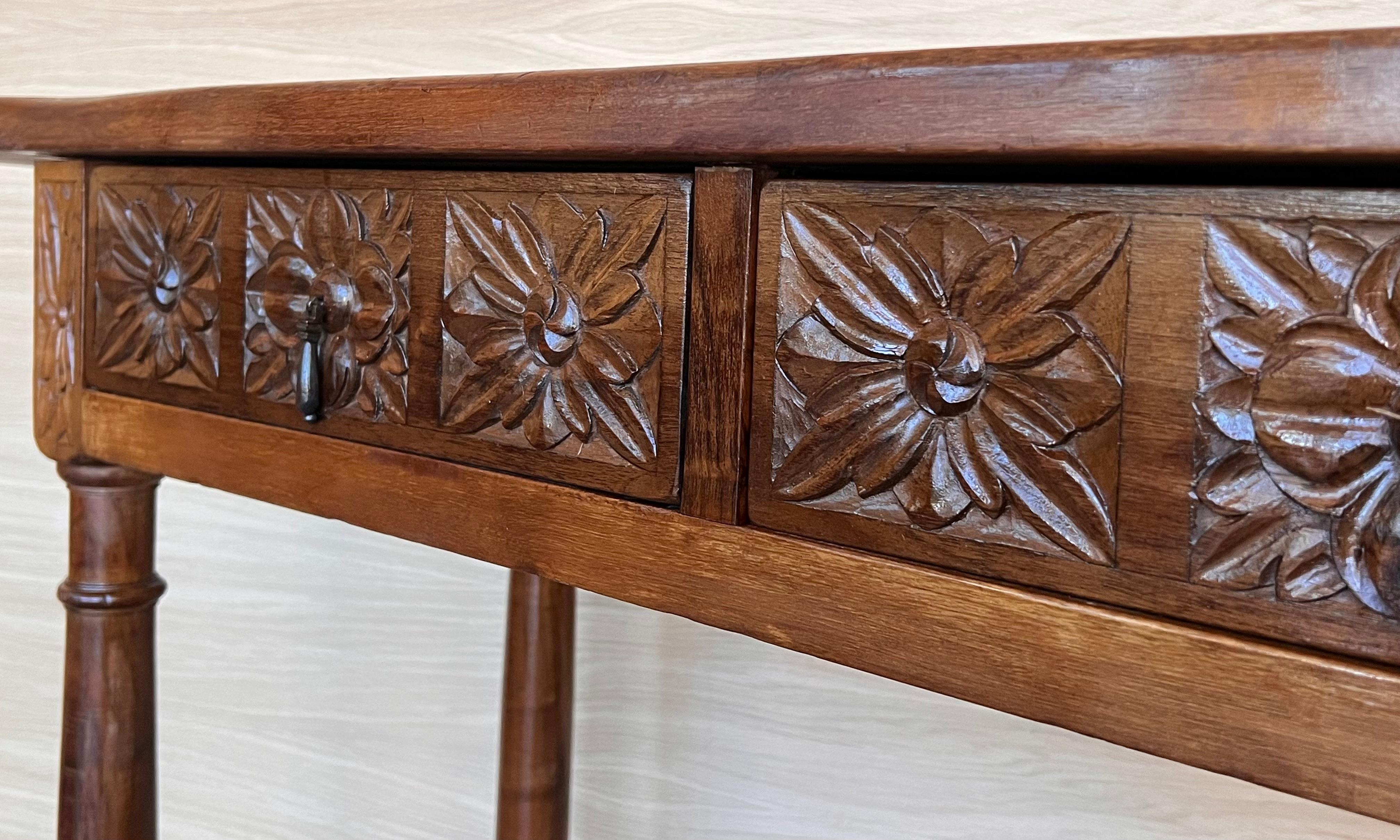 Table console espagnole sculptée du début du 20e siècle avec deux tiroirs en vente 7
