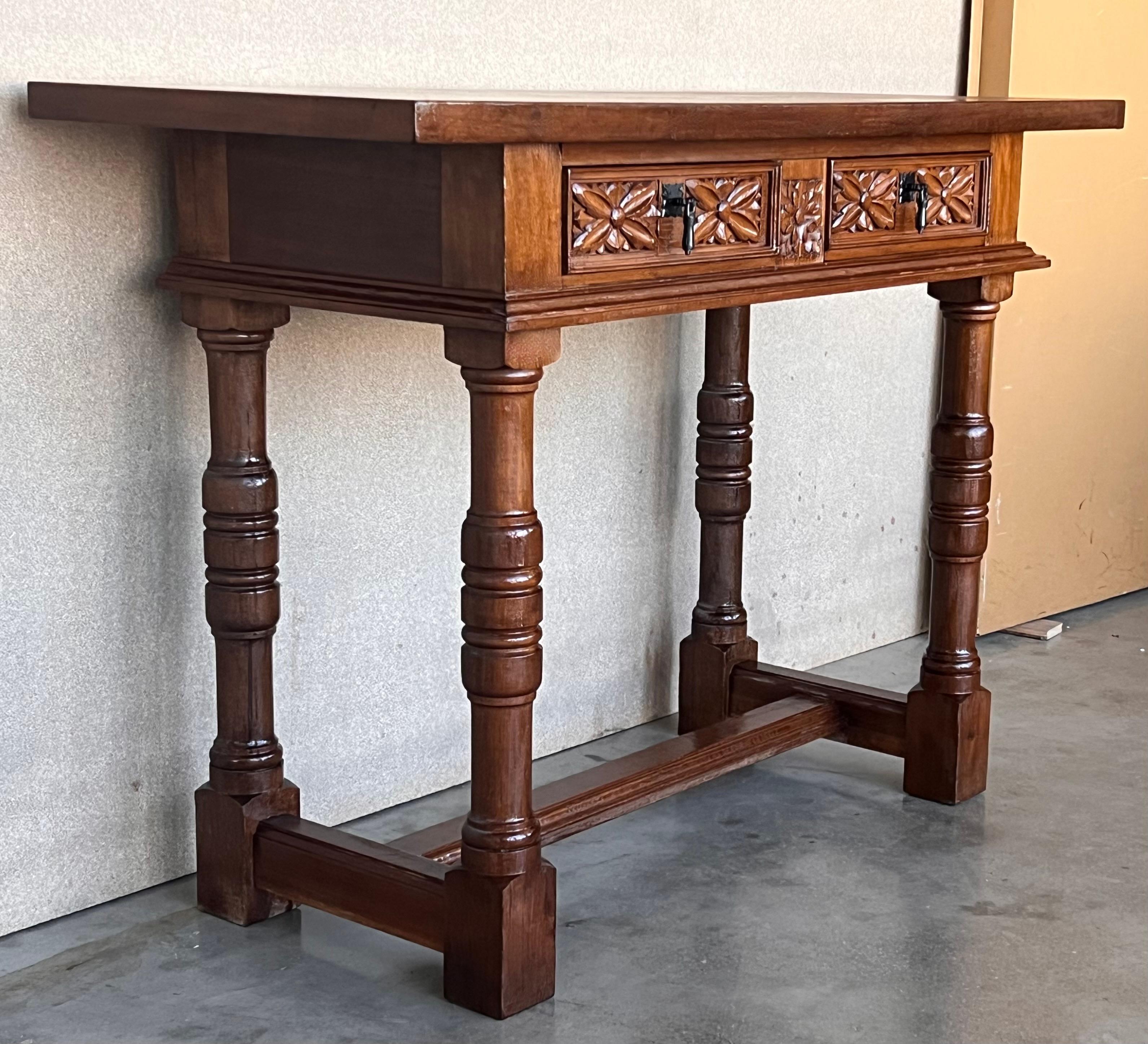 Early 20th Century Spanish Carved Console Table with Two drawers In Good Condition For Sale In Miami, FL