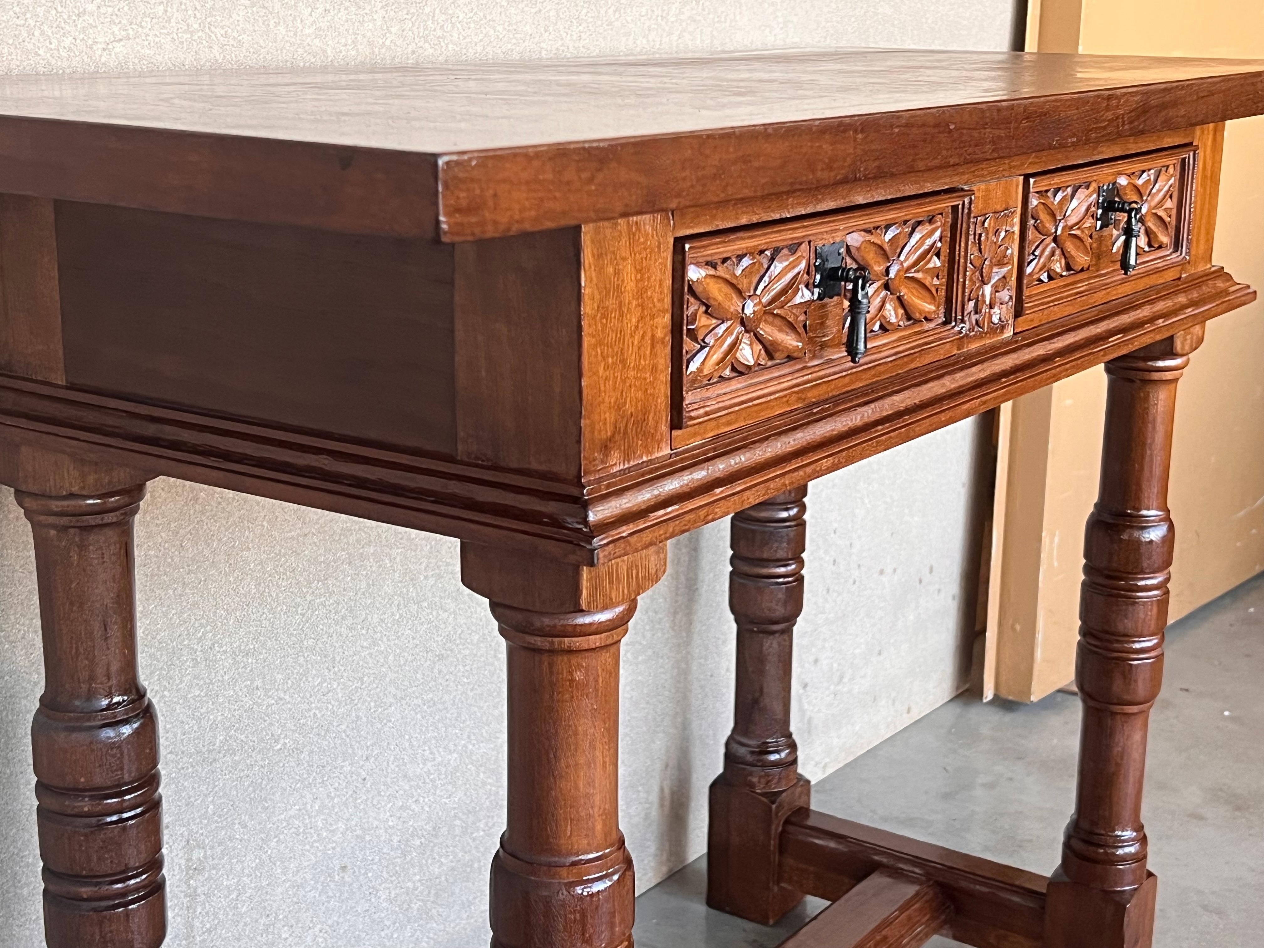 20ième siècle Table console espagnole sculptée du début du 20e siècle avec deux tiroirs en vente