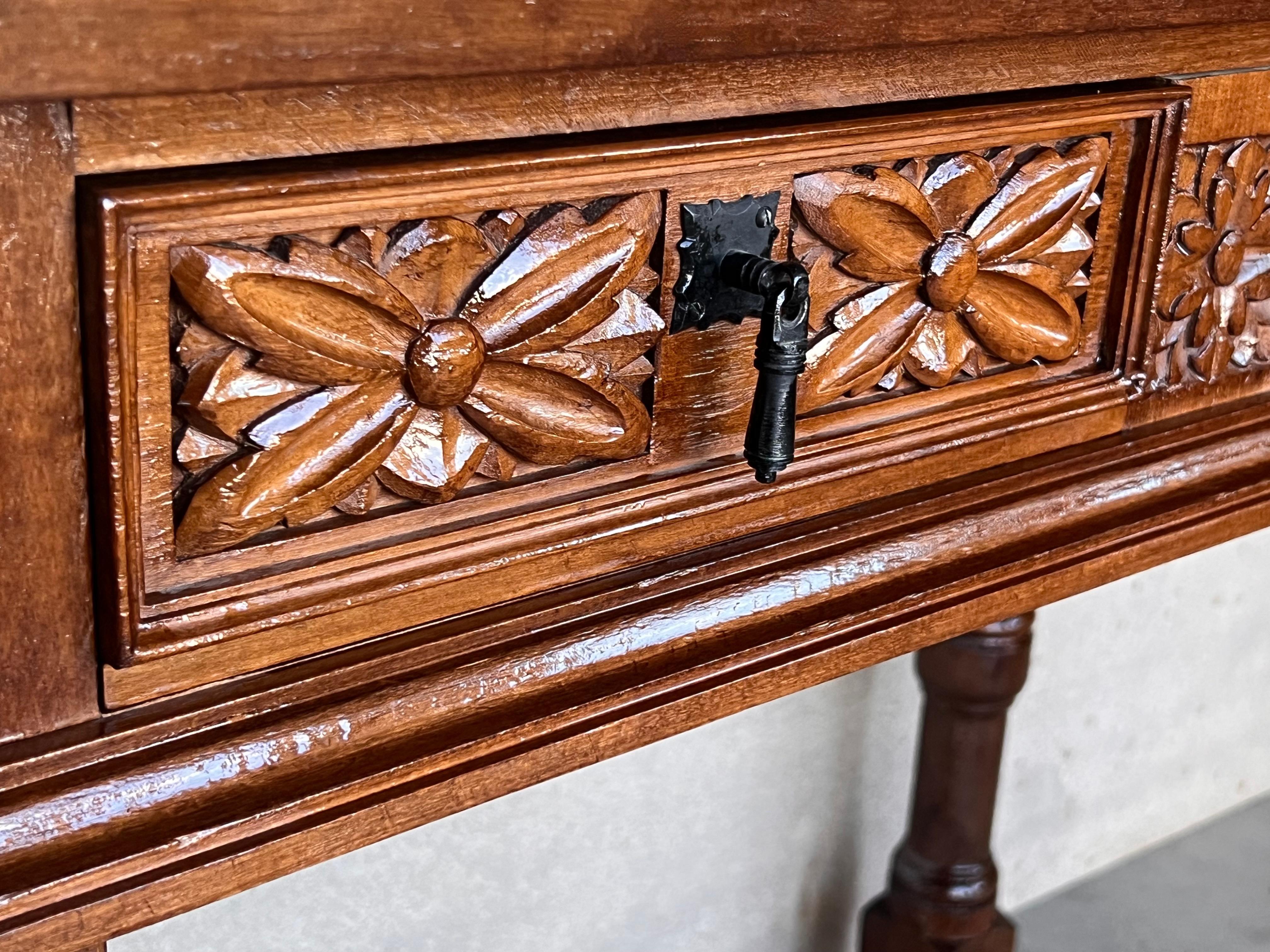 Noyer Table console espagnole sculptée du début du 20e siècle avec deux tiroirs en vente