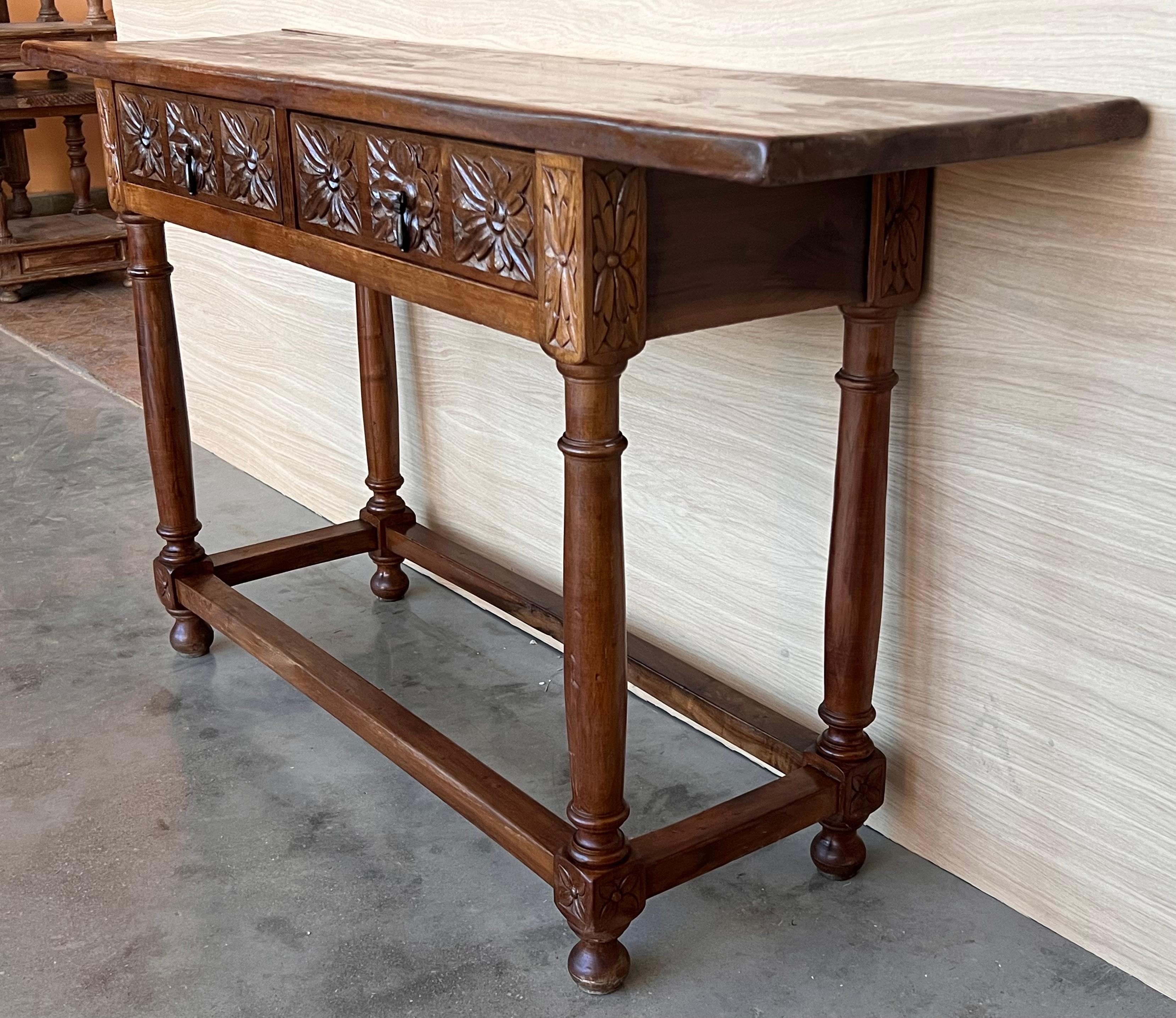 Noyer Table console espagnole sculptée du début du 20e siècle avec deux tiroirs en vente