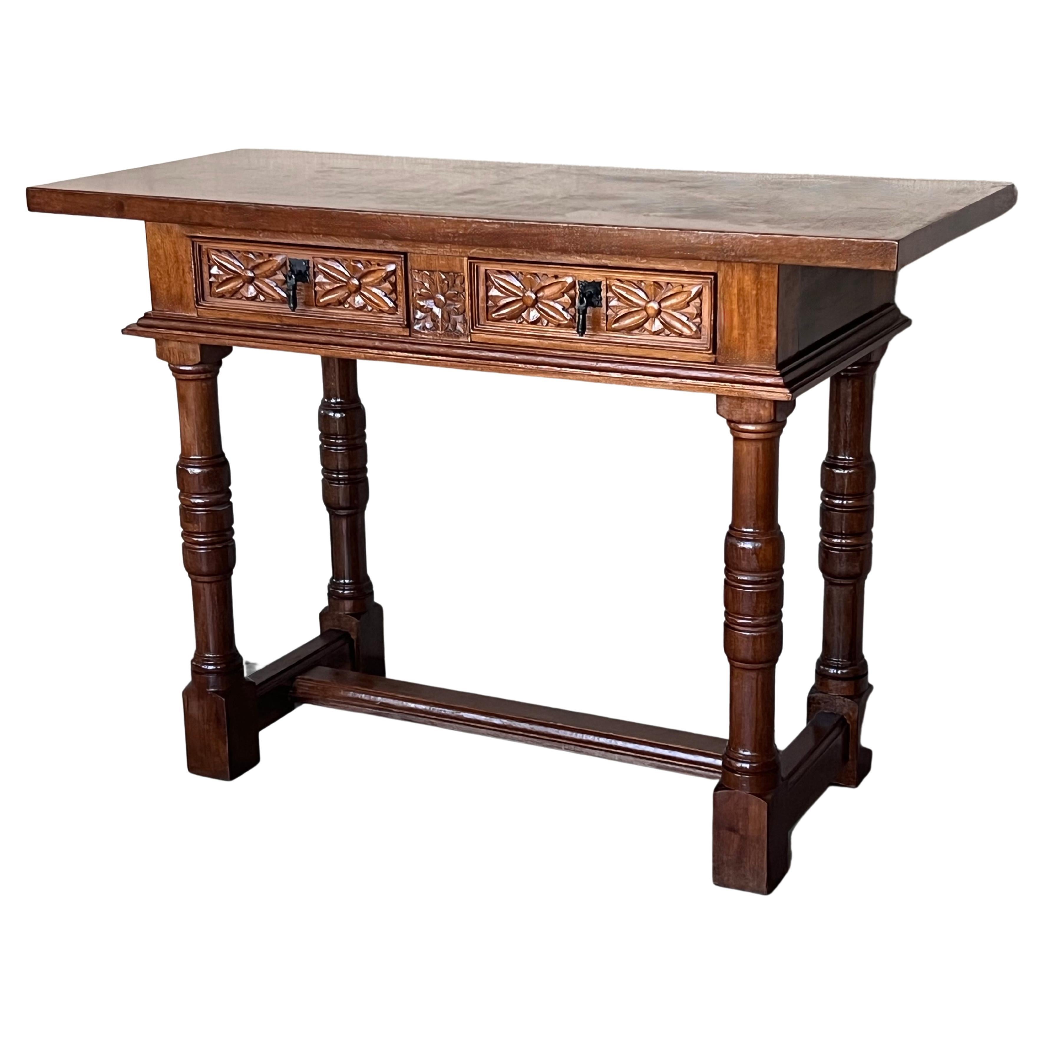 Table console espagnole sculptée du début du 20e siècle avec deux tiroirs