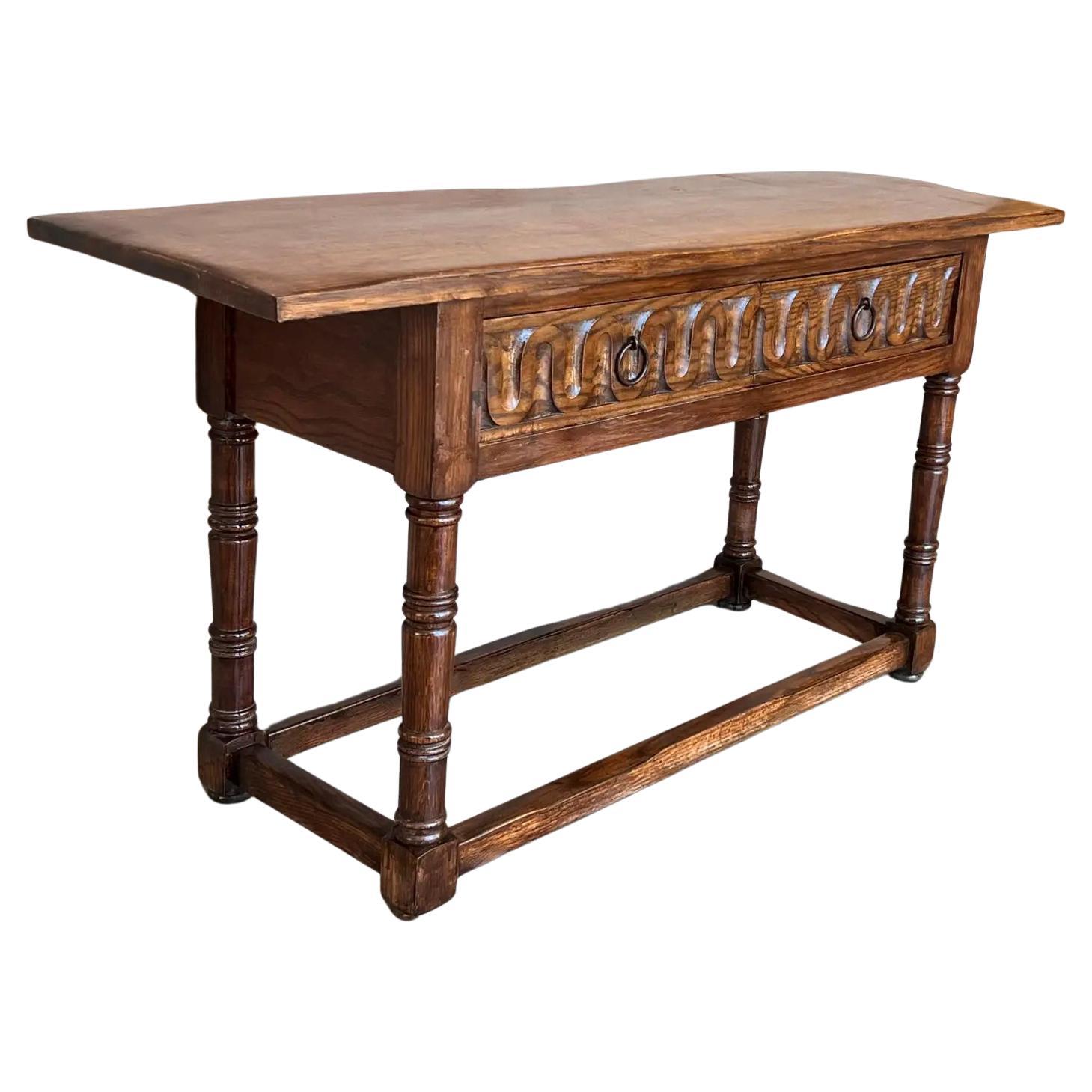 Table console espagnole sculptée du début du 20e siècle avec deux tiroirs en vente