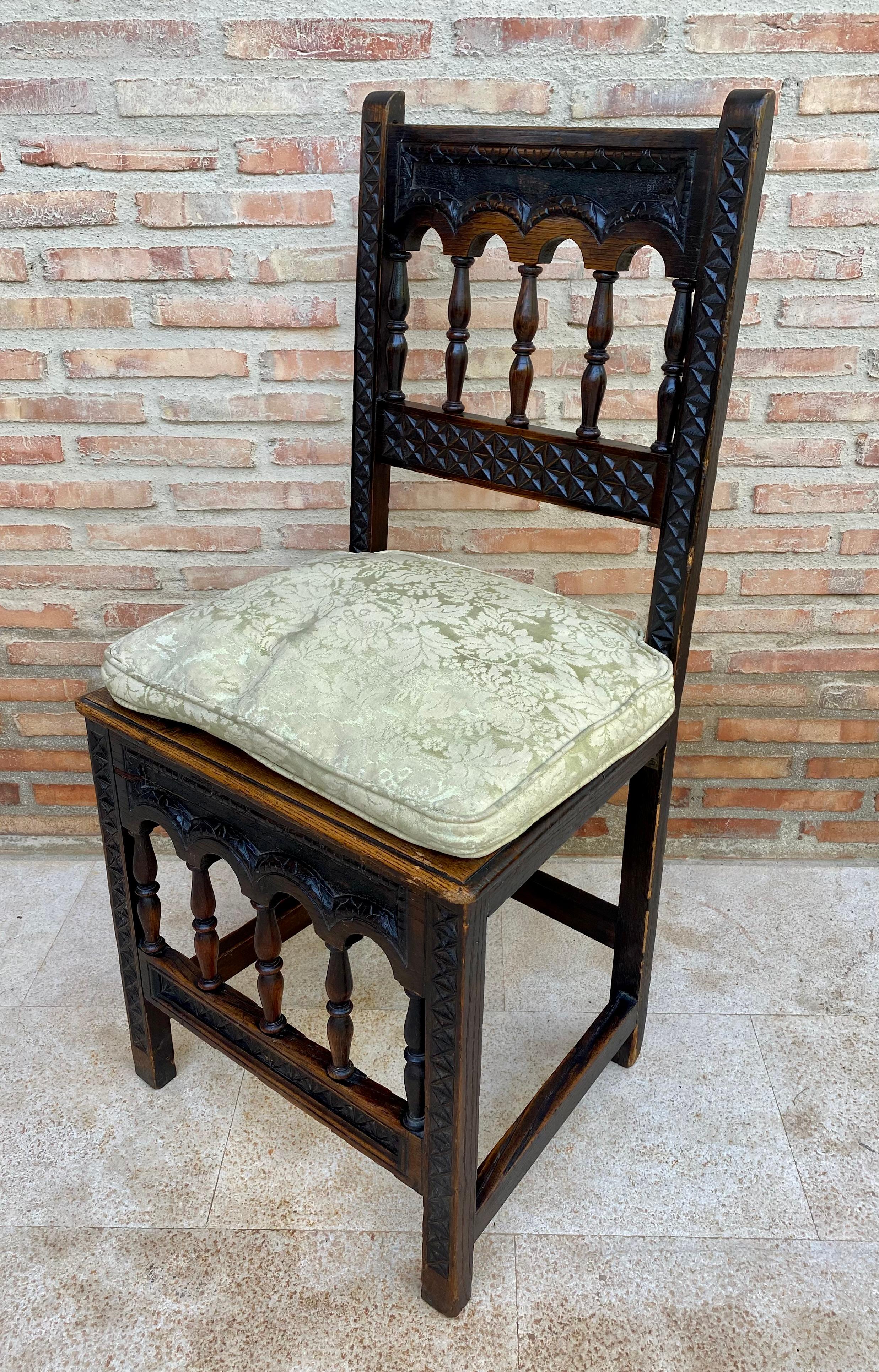 Walnut Early 20th Century Spanish Carved Oak Dining Chairs, Set of 6