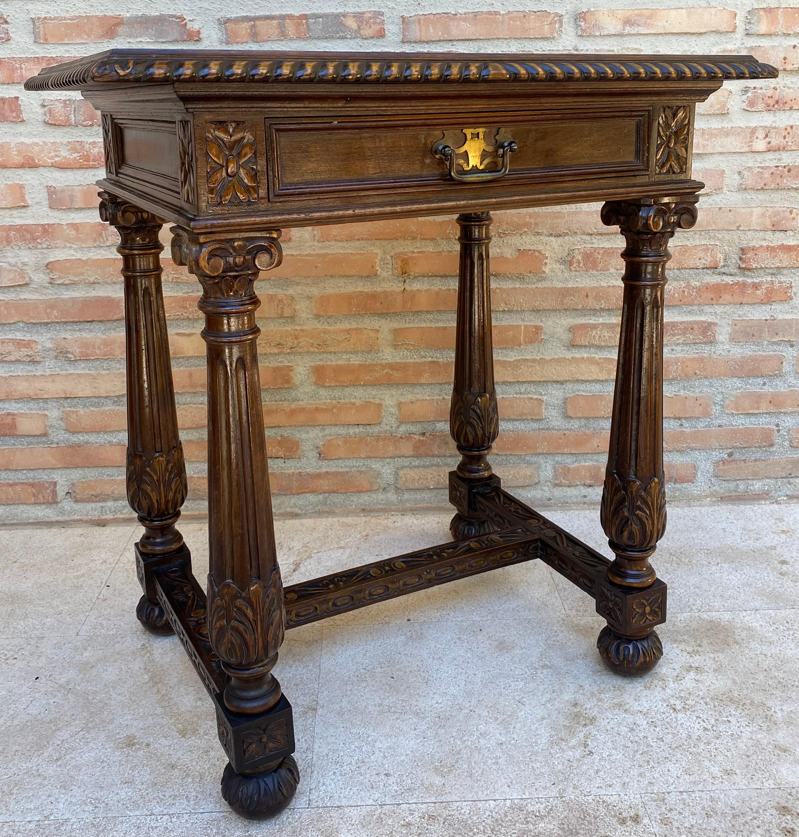 Table d'appoint en noyer sculpté espagnole du début du 20e siècle avec un tiroir, années 1940 en vente 4