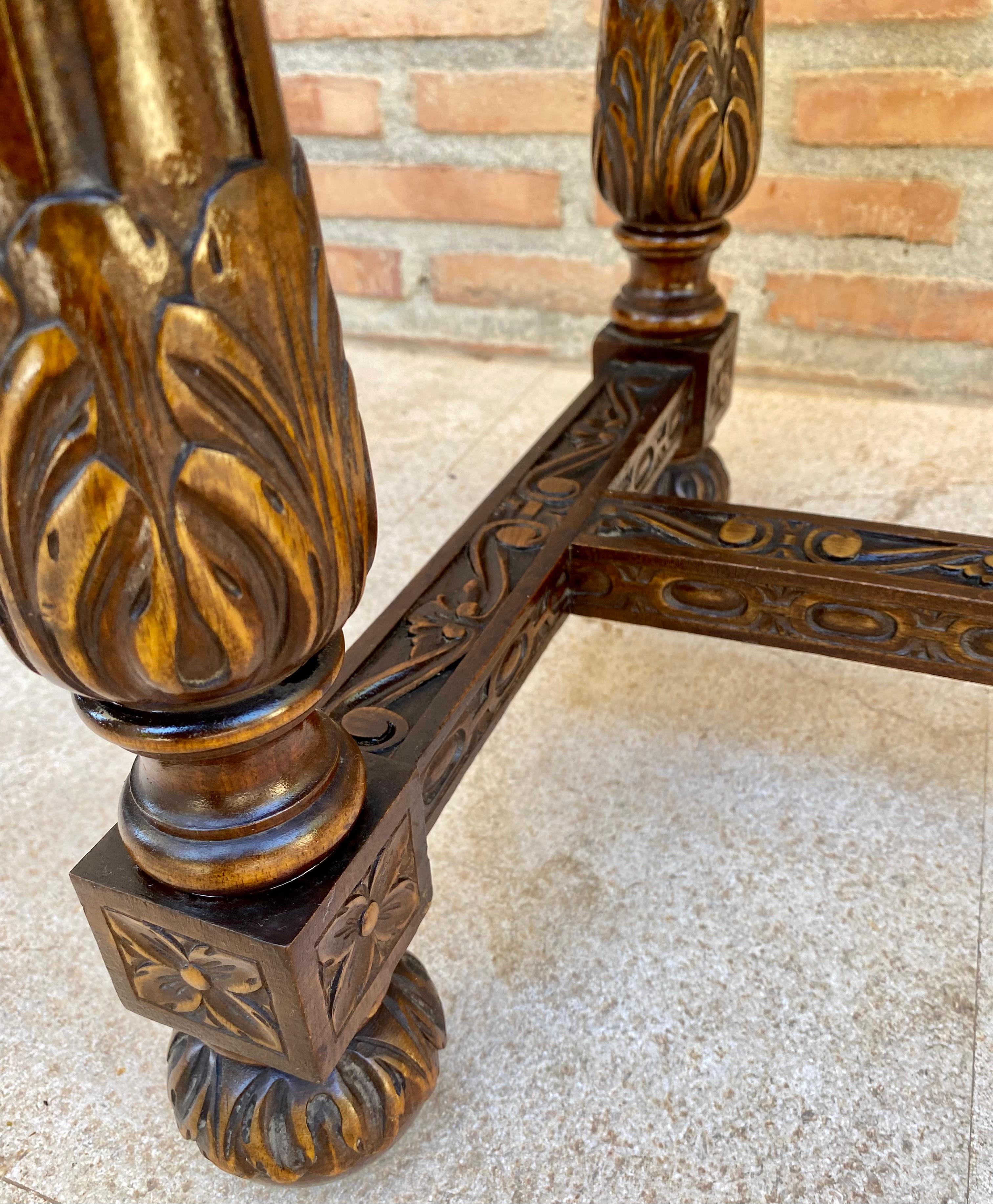 Table d'appoint en noyer sculpté espagnole du début du 20e siècle avec un tiroir, années 1940 en vente 7