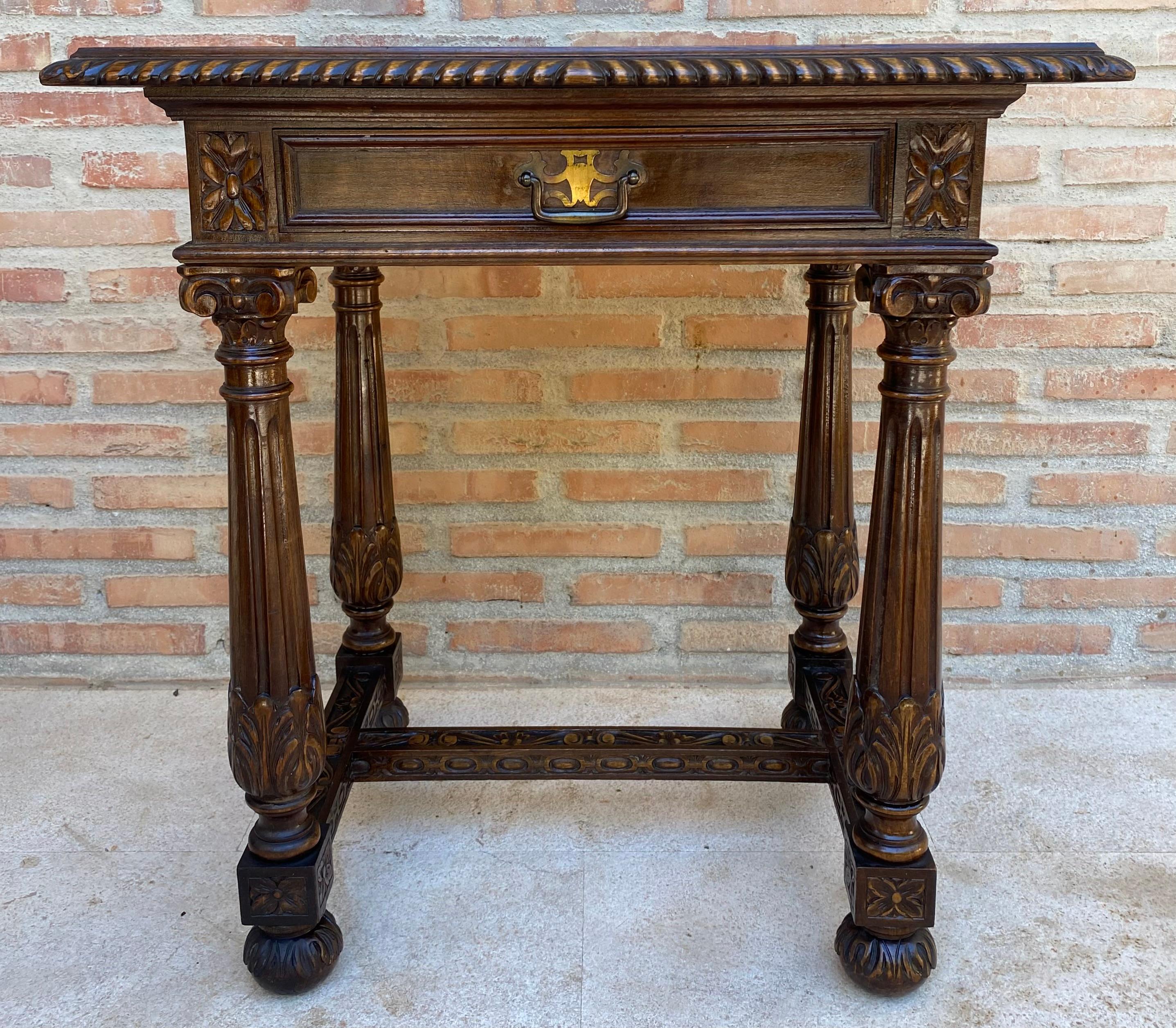 Early 20th Century Spanish Carved Walnut Side Table with One Drawer, 1940s In Good Condition For Sale In Miami, FL