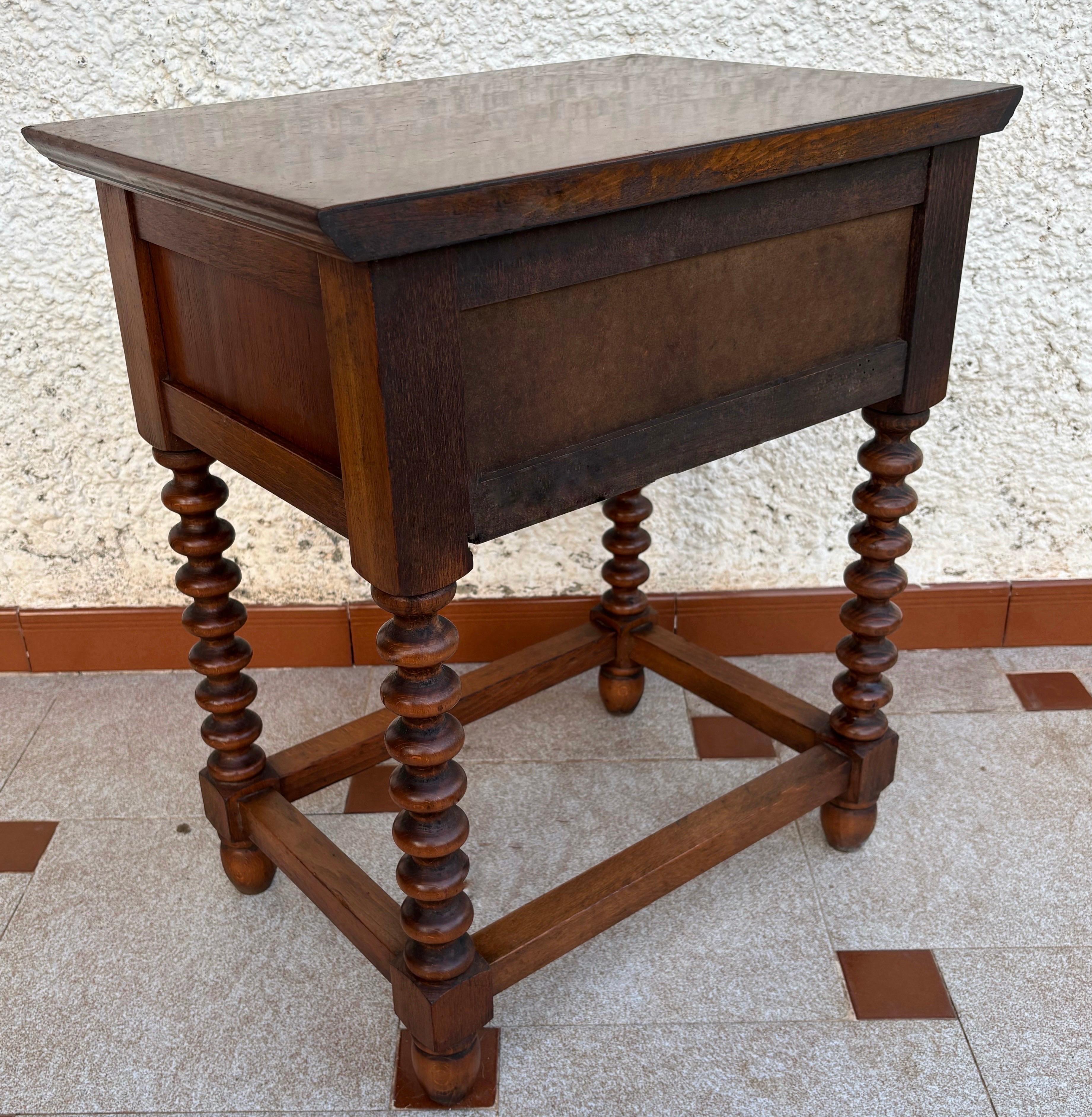 Tavolino o comodino in legno intagliato spagnolo dei primi del Novecento con un drappo in vendita 2