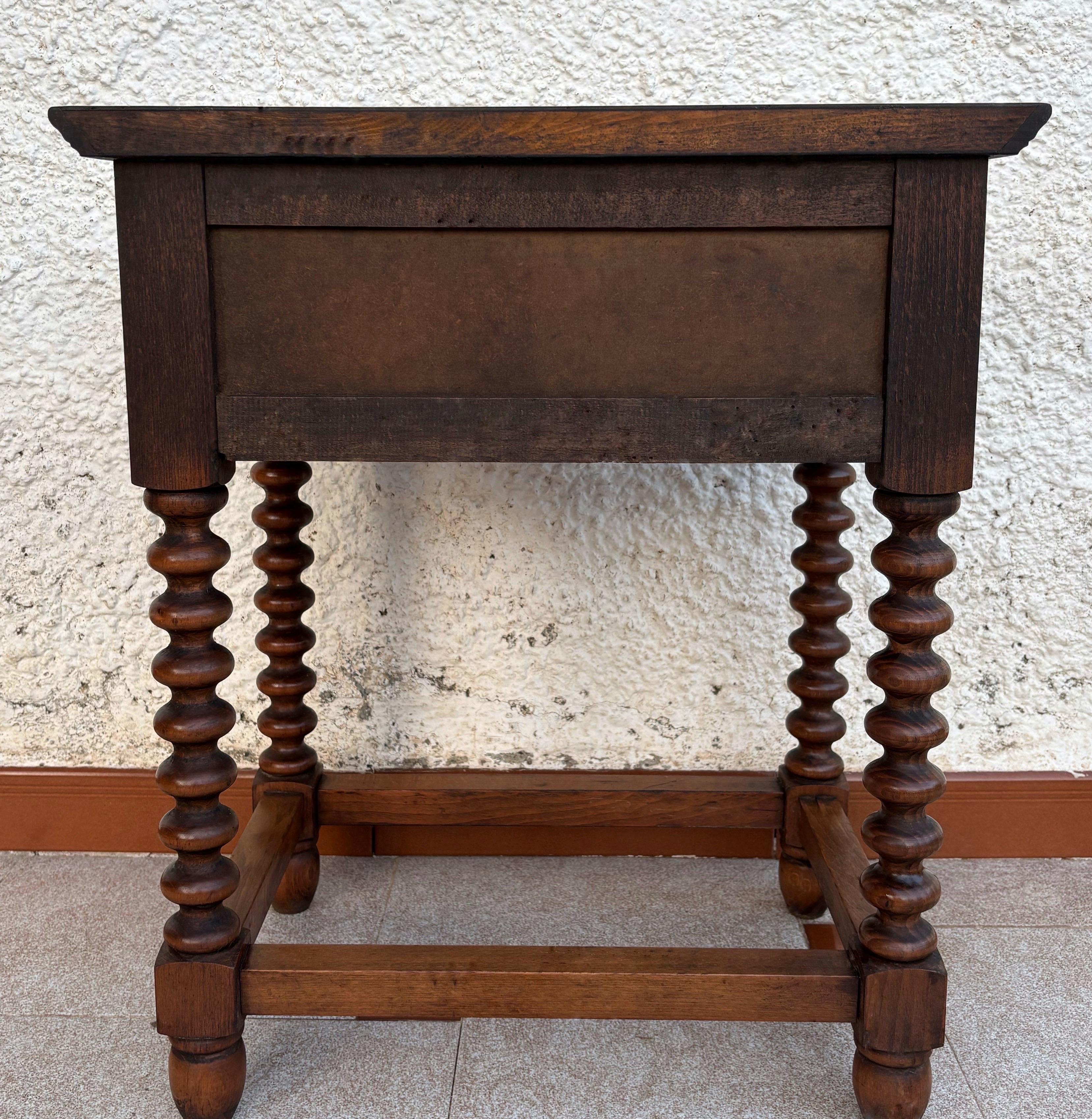 Tavolino o comodino in legno intagliato spagnolo dei primi del Novecento con un drappo in vendita 3