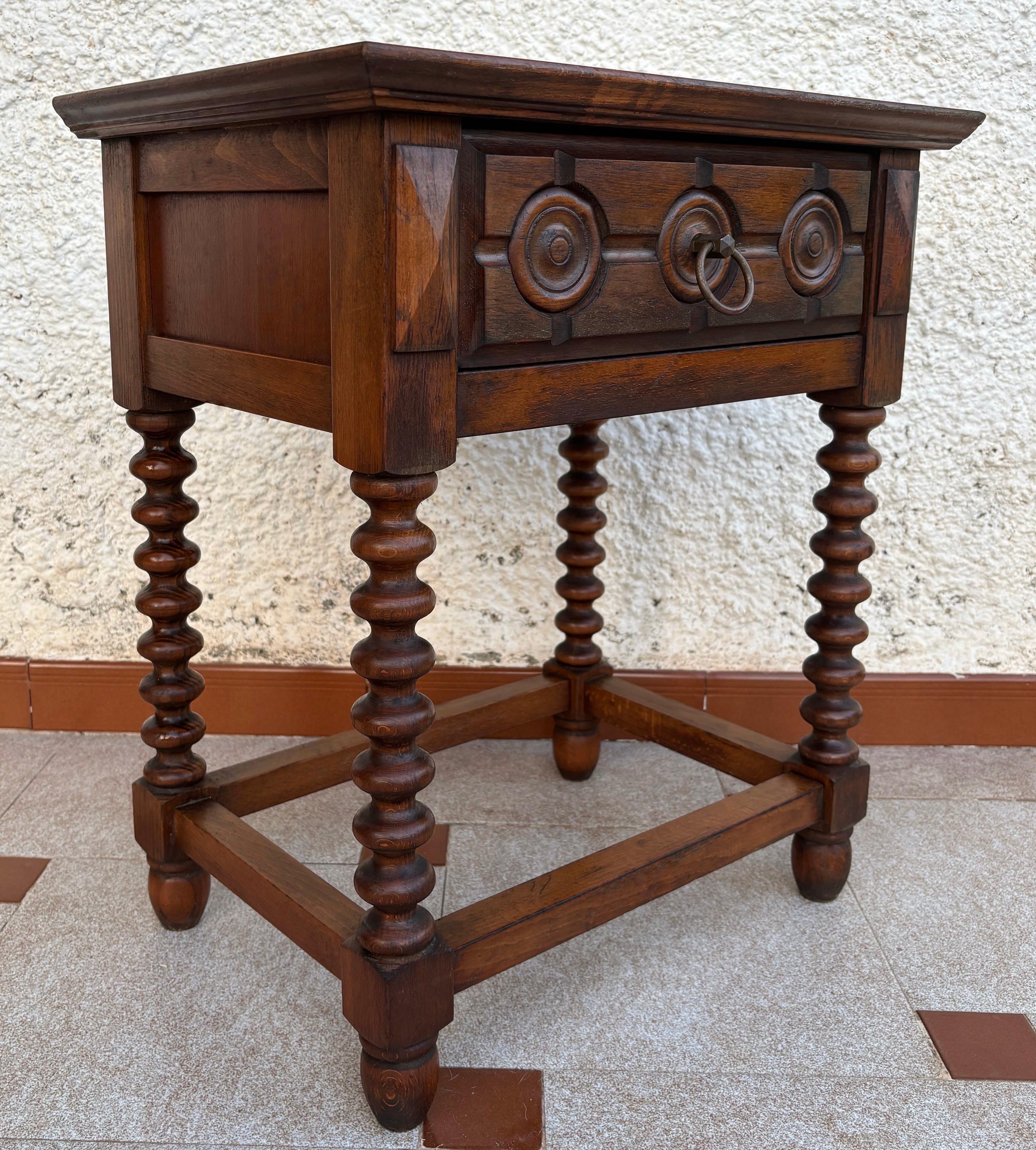 Tavolino o comodino in legno intagliato spagnolo dei primi del Novecento con un drappo in vendita 4