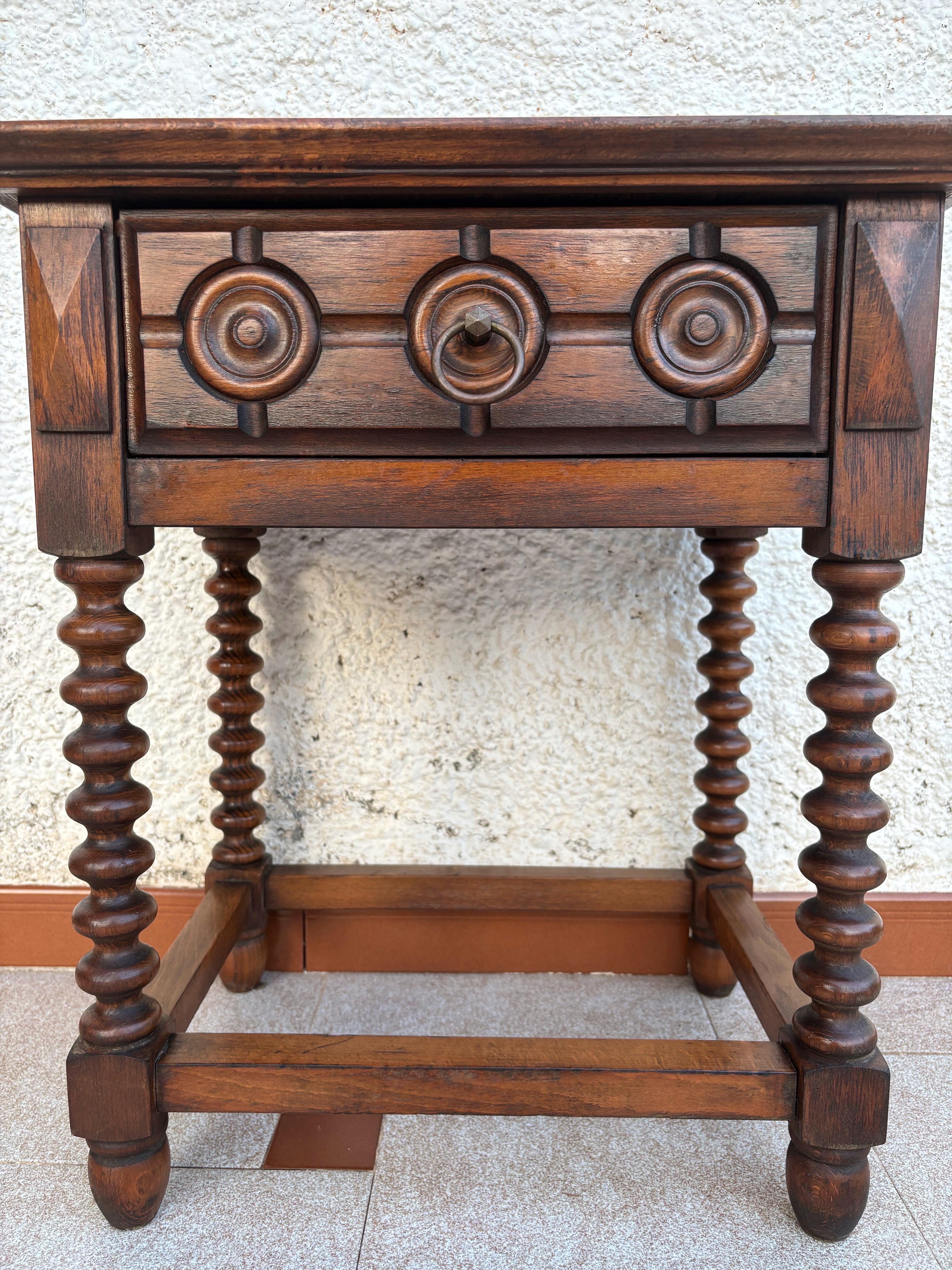 Neobarocco Tavolino o comodino in legno intagliato spagnolo dei primi del Novecento con un drappo in vendita