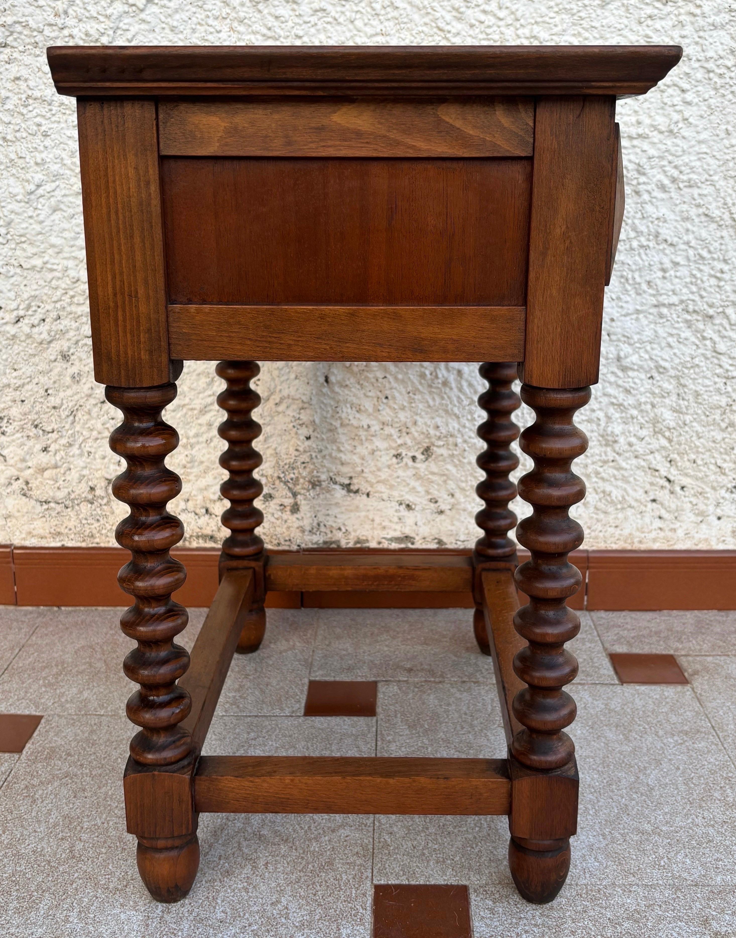 Spagnolo Tavolino o comodino in legno intagliato spagnolo dei primi del Novecento con un drappo in vendita