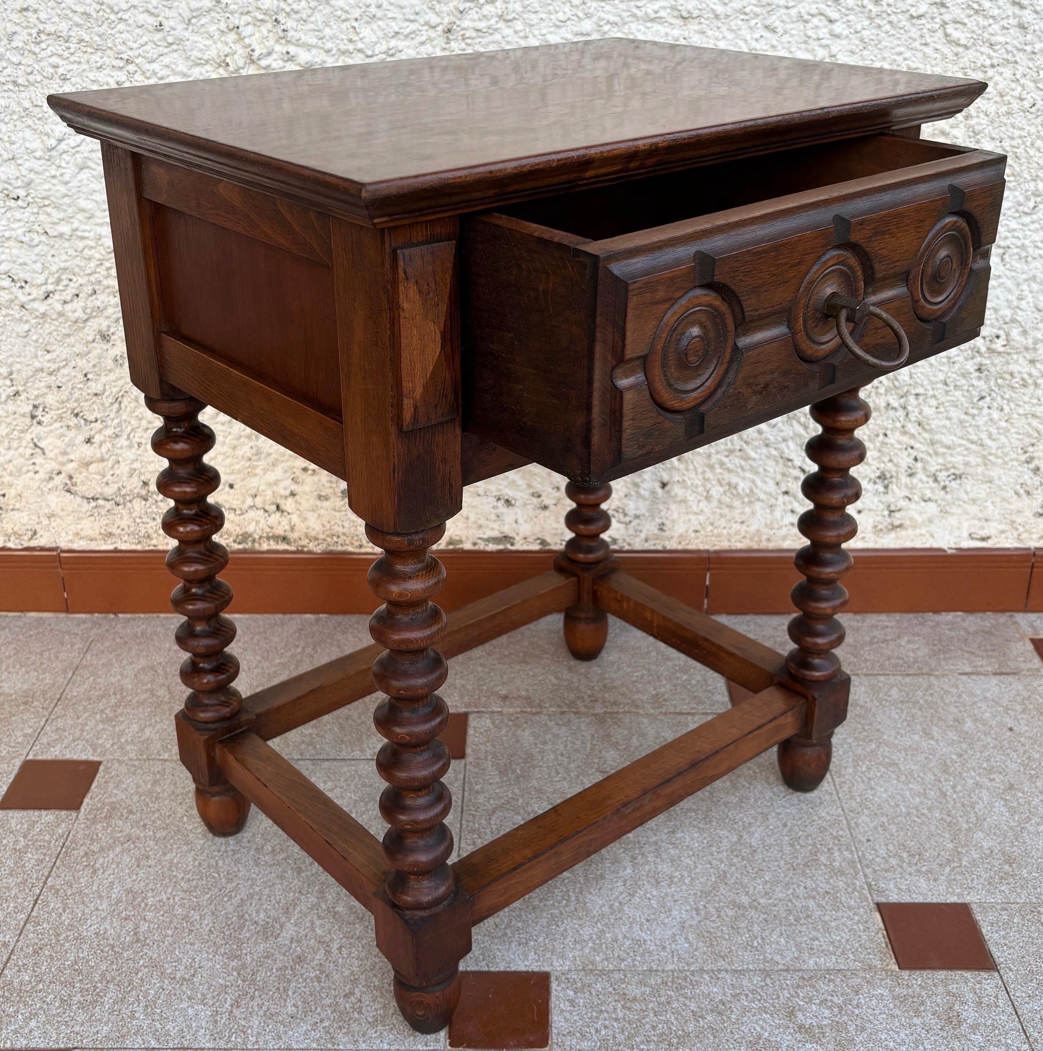 Intagliato Tavolino o comodino in legno intagliato spagnolo dei primi del Novecento con un drappo in vendita