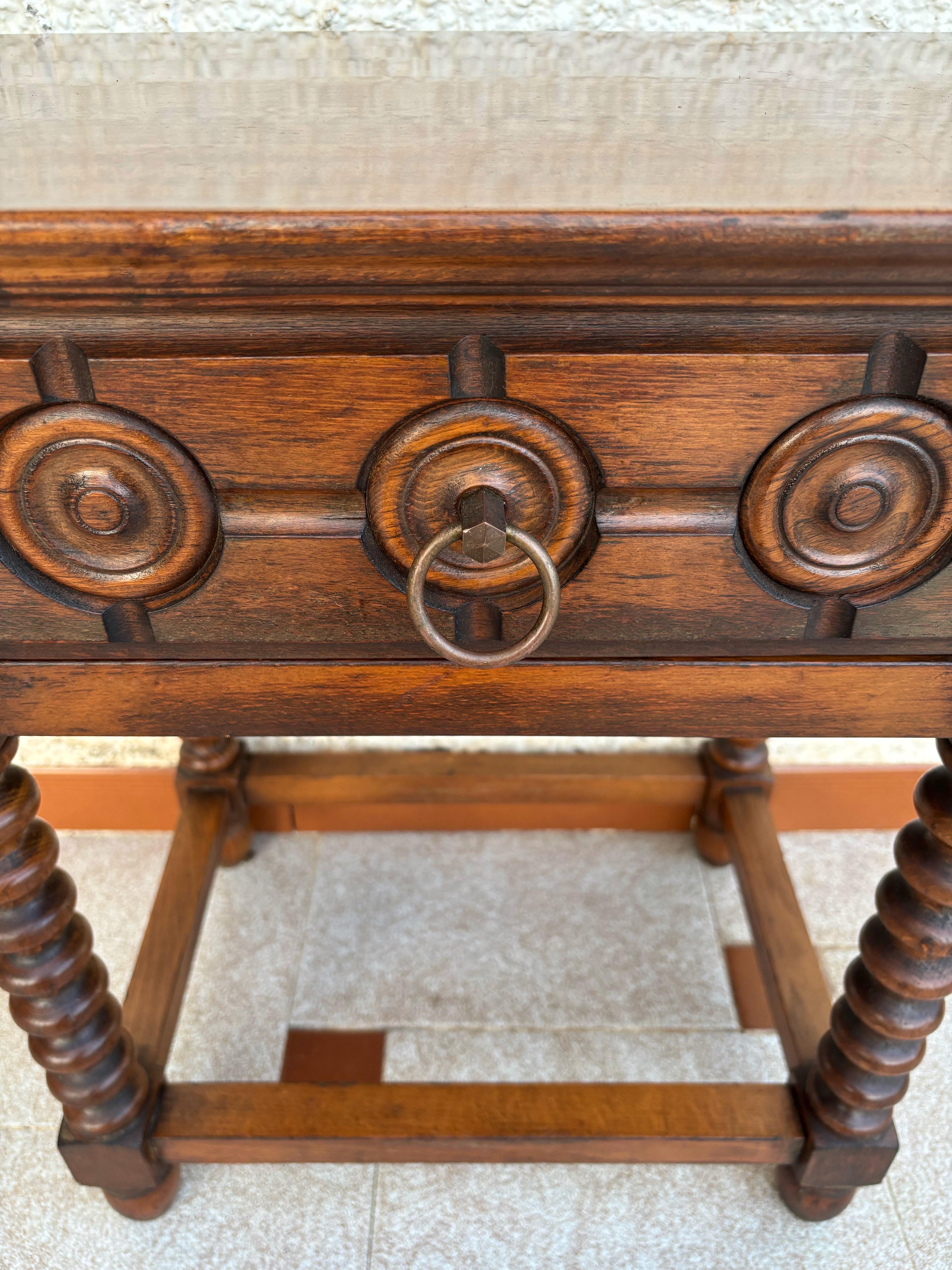 Tavolino o comodino in legno intagliato spagnolo dei primi del Novecento con un drappo In condizioni buone in vendita a BÉTERA, ES