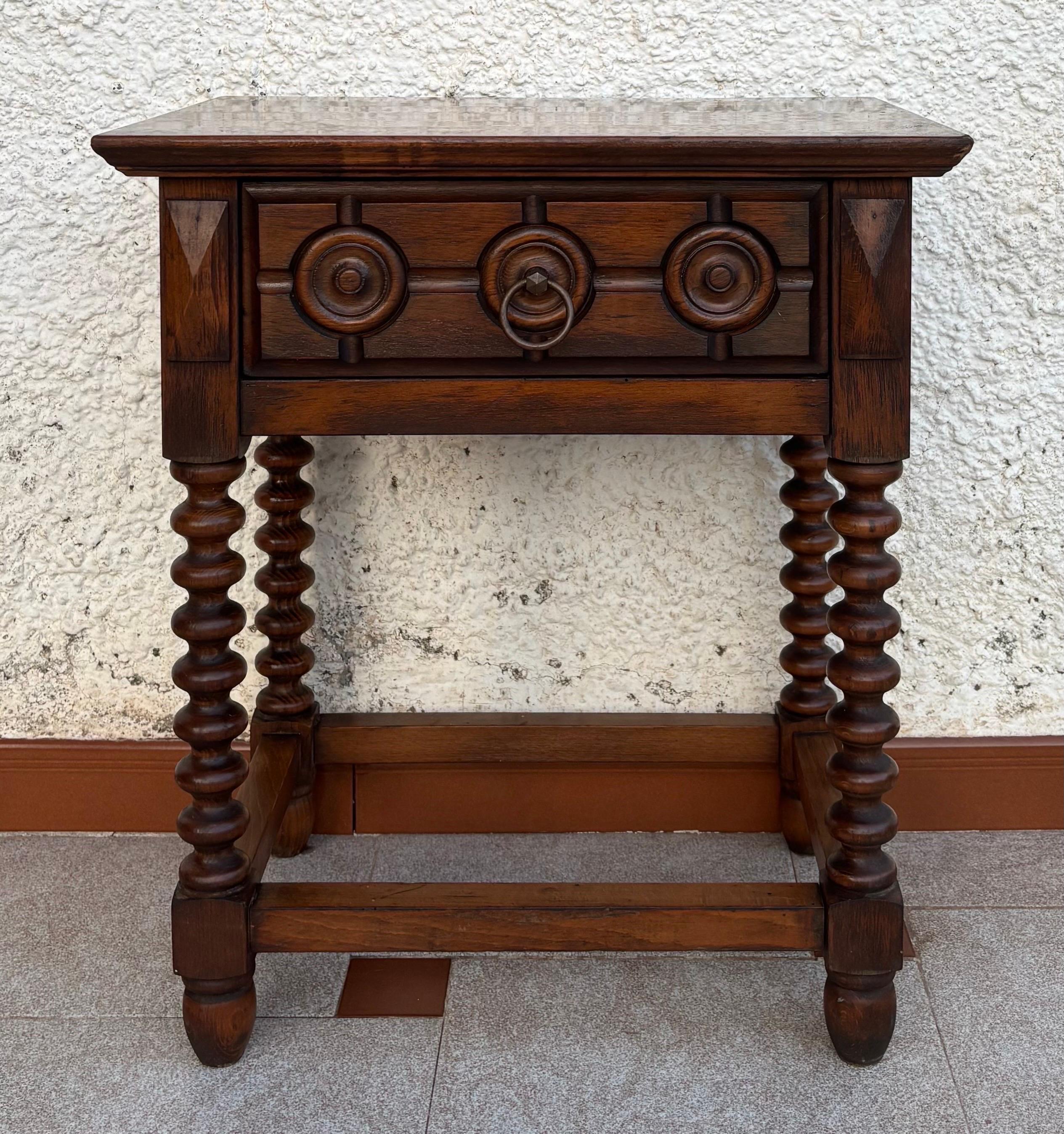 Metà XX secolo Tavolino o comodino in legno intagliato spagnolo dei primi del Novecento con un drappo in vendita