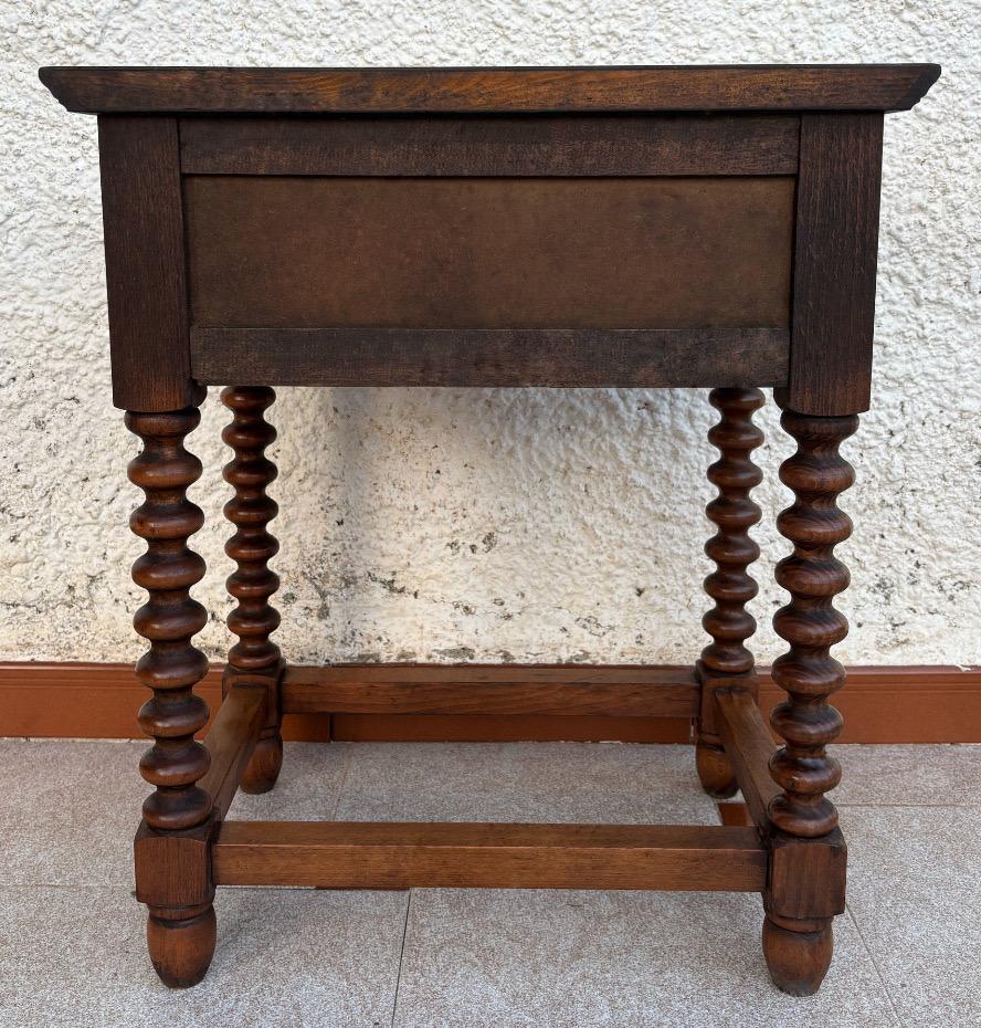 Ferro Tavolino o comodino in legno intagliato spagnolo dei primi del Novecento con un drappo in vendita