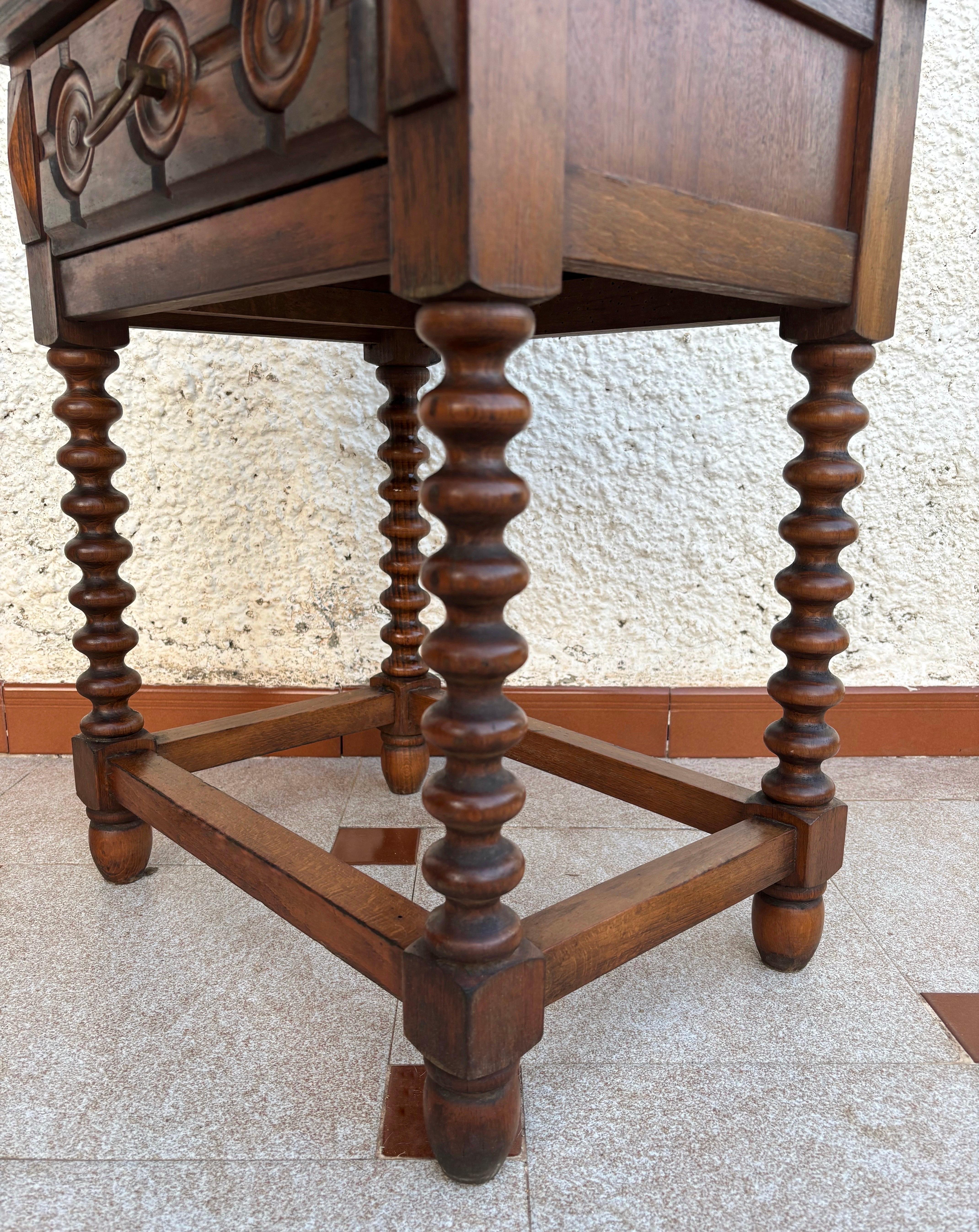 Tavolino o comodino in legno intagliato spagnolo dei primi del Novecento con un drappo in vendita 1