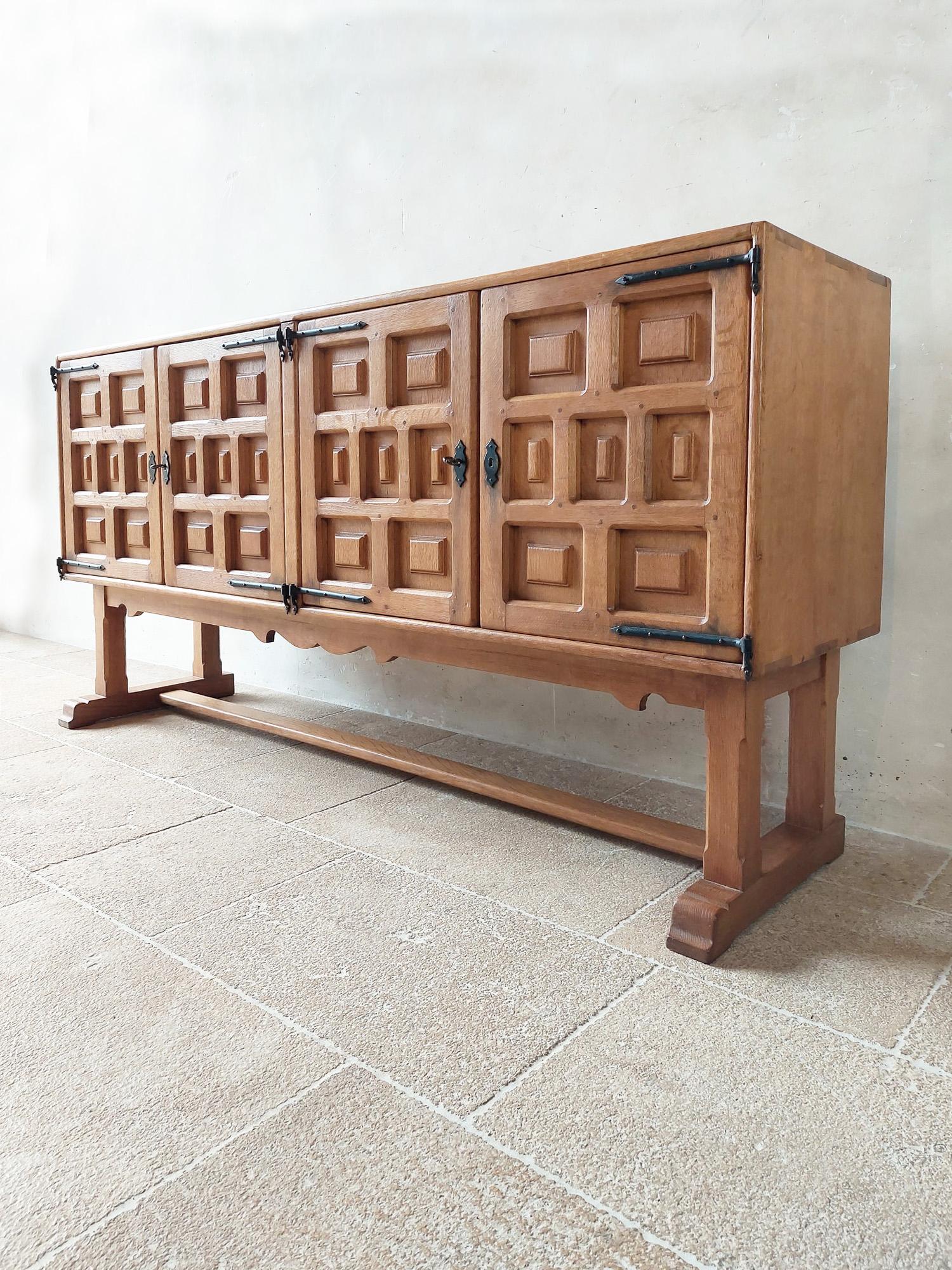 Early 20th Century Spanish Carved Wooden Credenza In Good Condition In Baambrugge, NL
