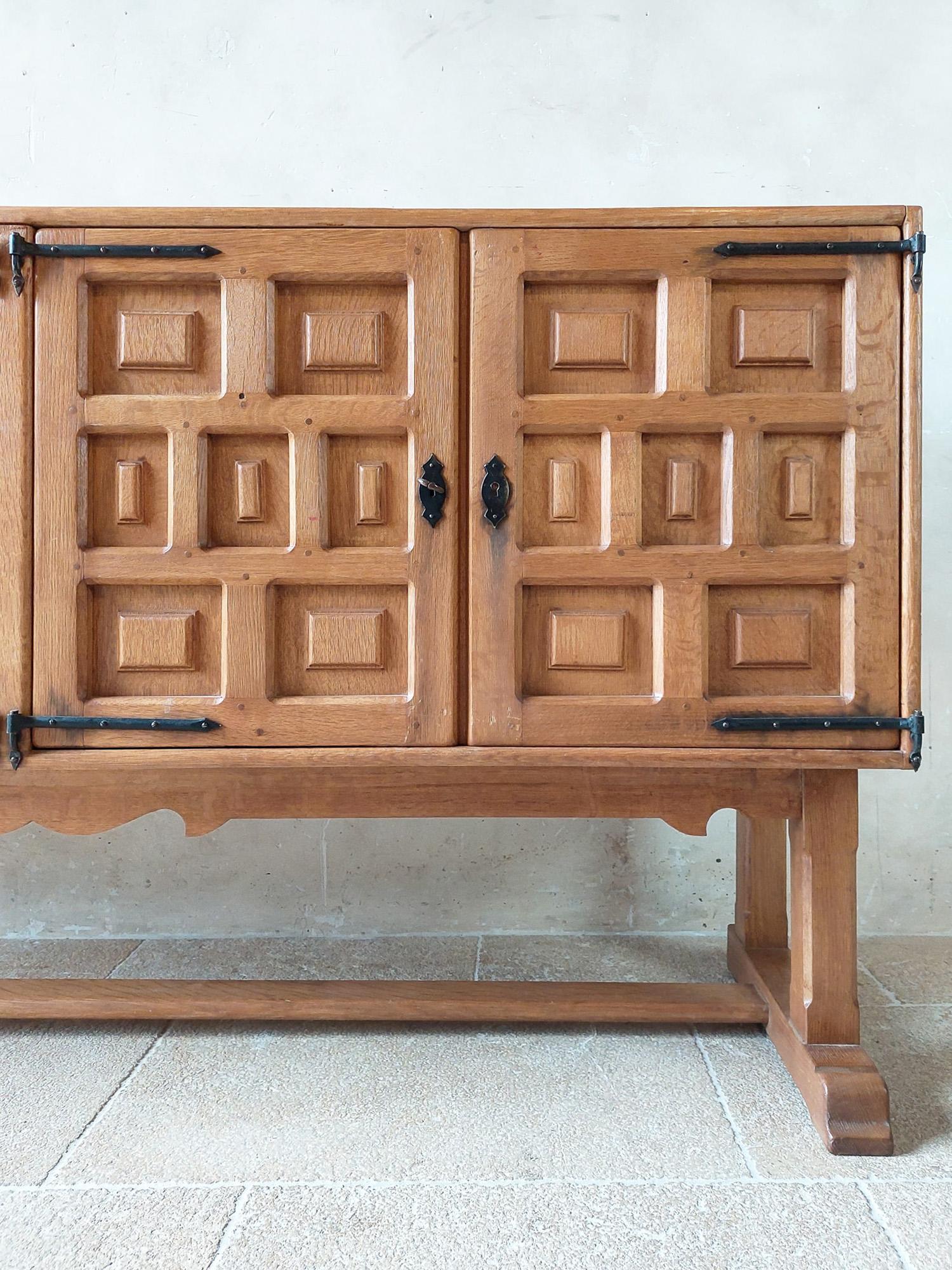 Early 20th Century Spanish Carved Wooden Credenza 1