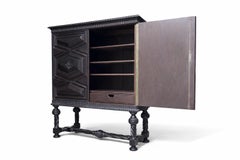 Armario de estilo colonial español de principios del siglo XX