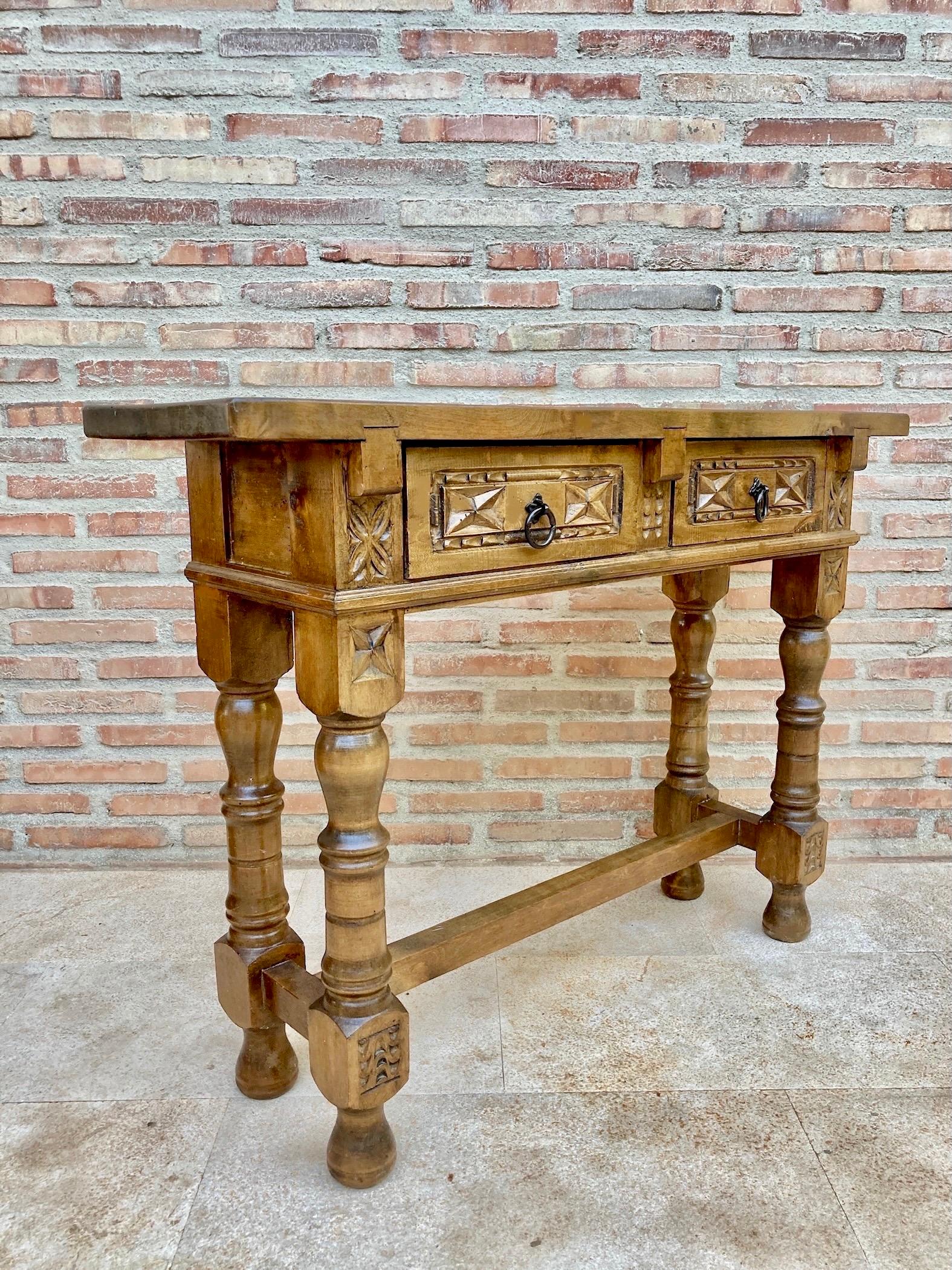 Table console espagnole du début du 20e siècle avec 2 tiroirs et pieds tournés en vente 3