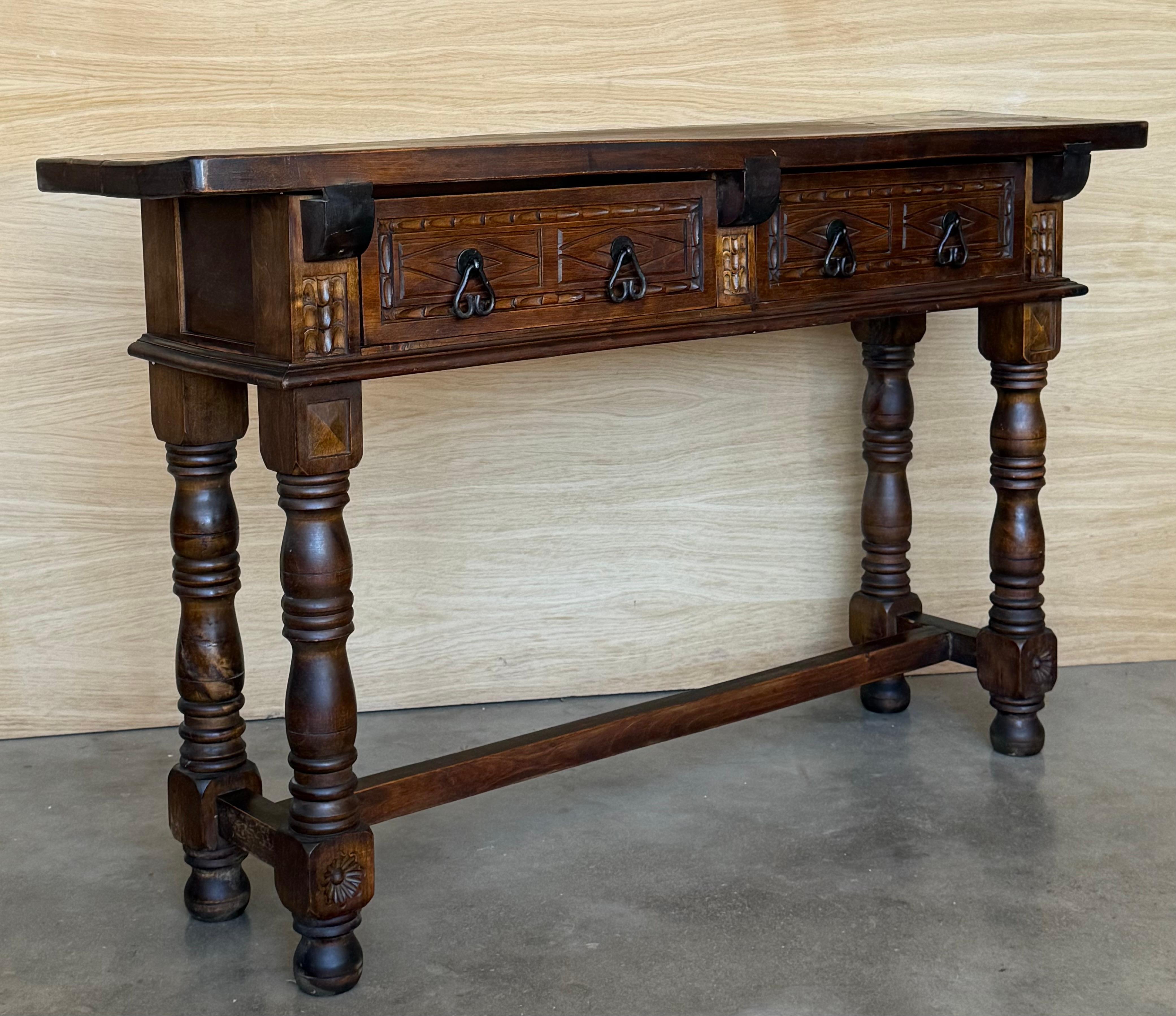 Early 20th Century Spanish Console Table with 2 Drawers and Turned Legs For Sale 4