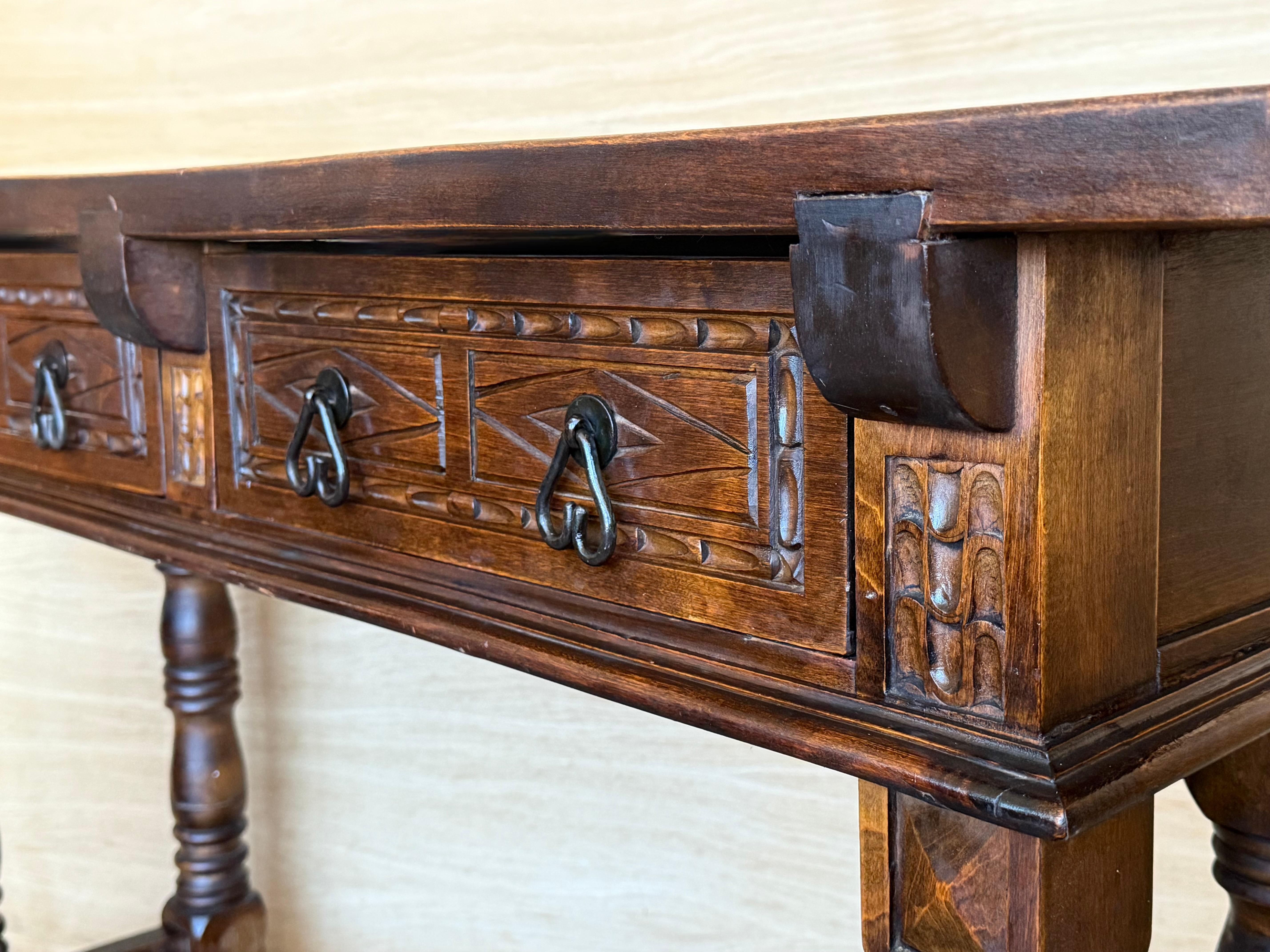 Early 20th Century Spanish Console Table with 2 Drawers and Turned Legs For Sale 5
