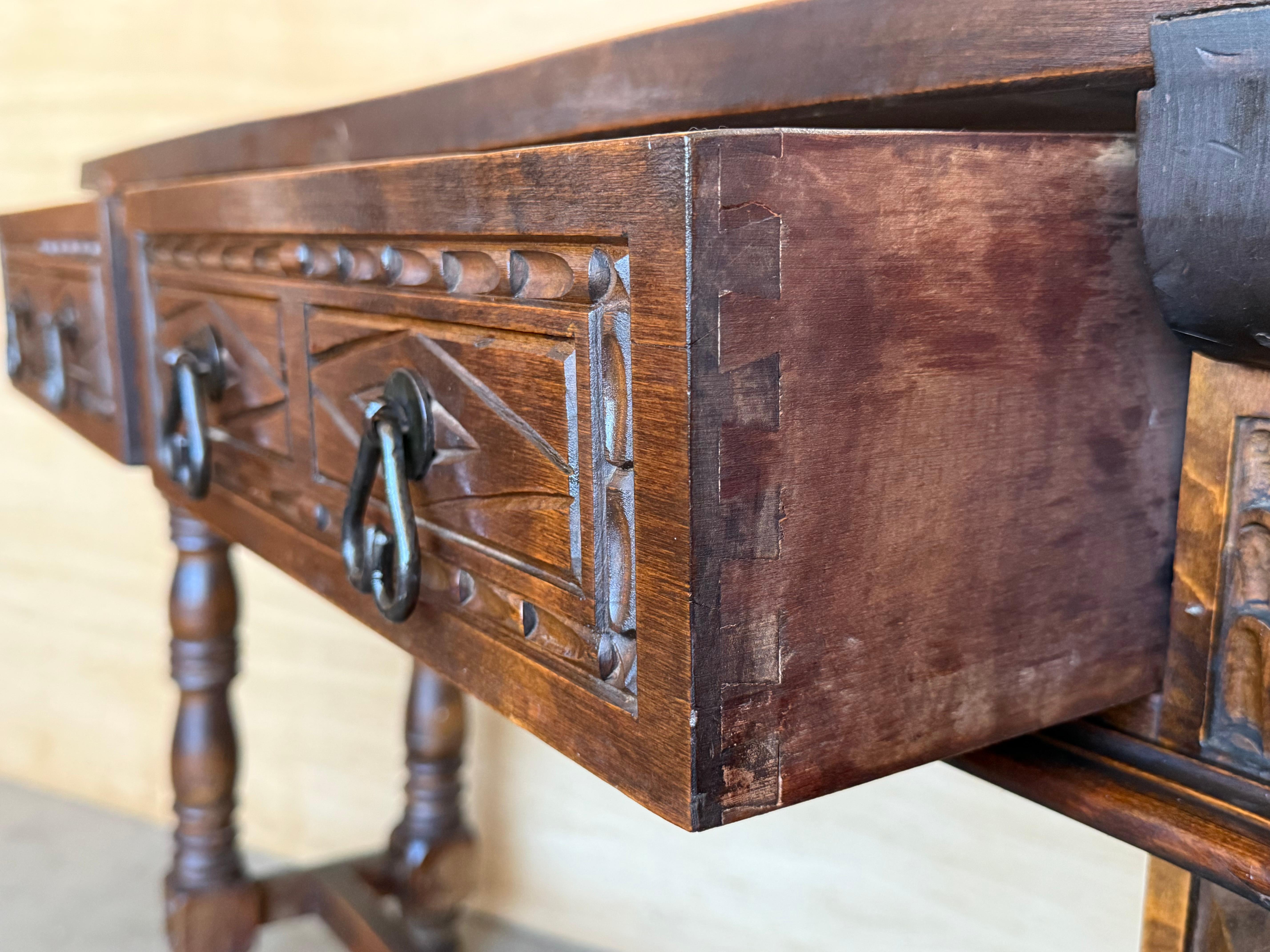 Early 20th Century Spanish Console Table with 2 Drawers and Turned Legs For Sale 6