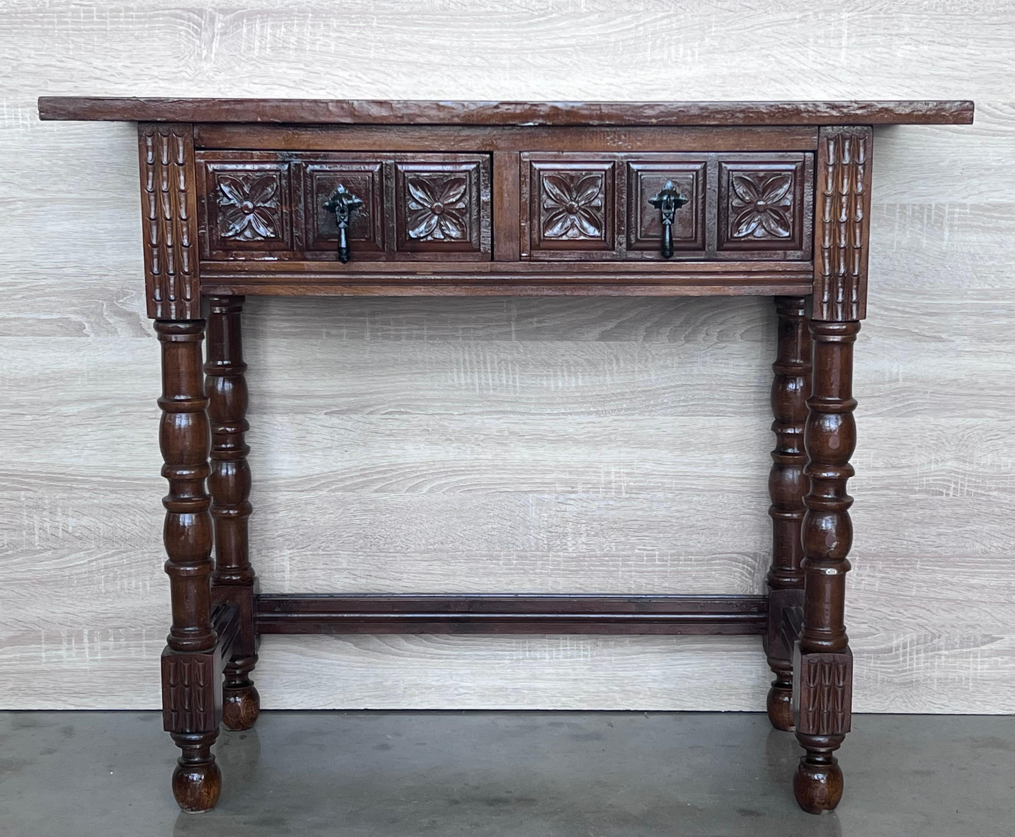 Baroque Table console espagnole du début du 20e siècle avec 2 tiroirs et pieds tournés en vente