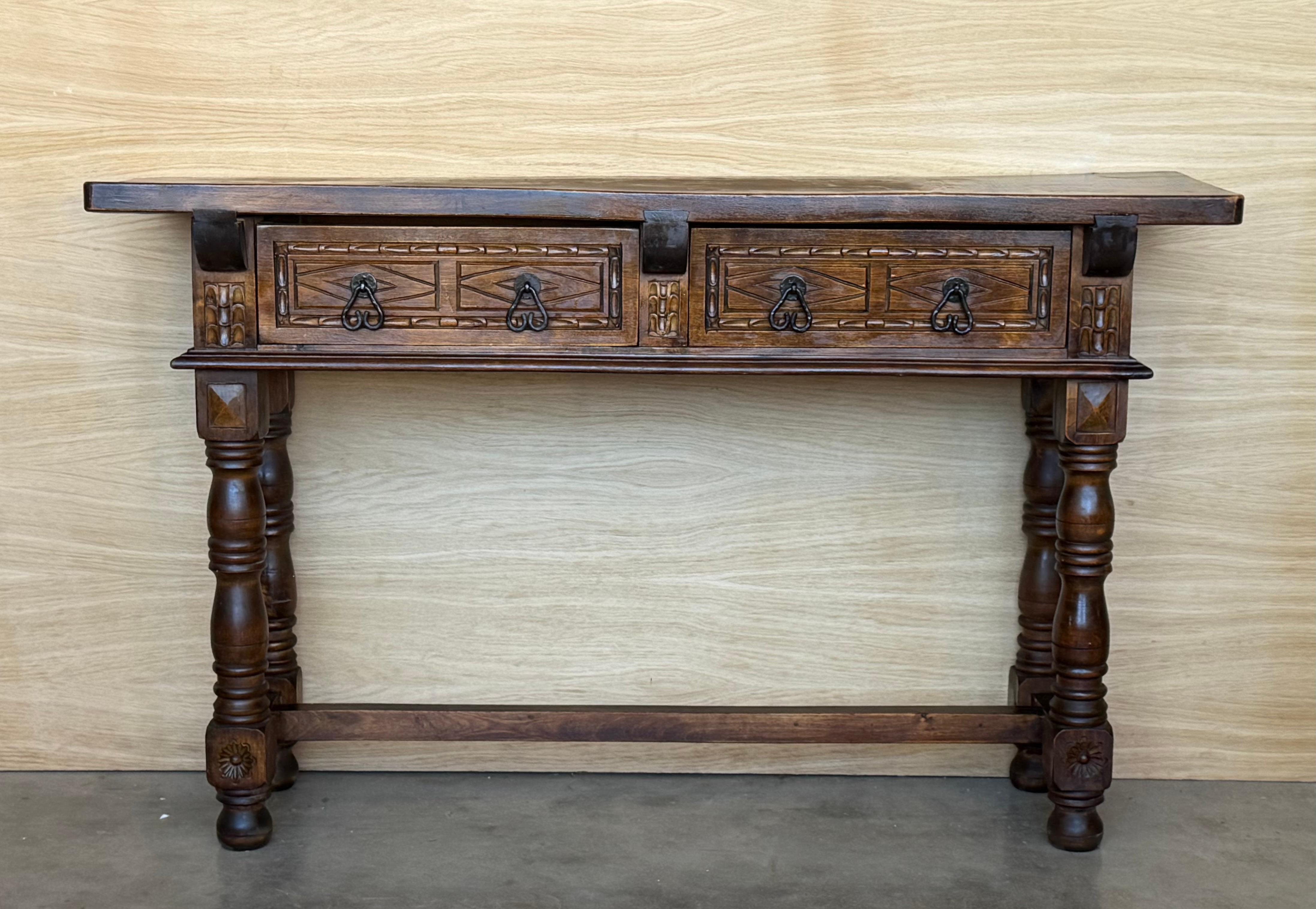 Baroque Early 20th Century Spanish Console Table with 2 Drawers and Turned Legs For Sale