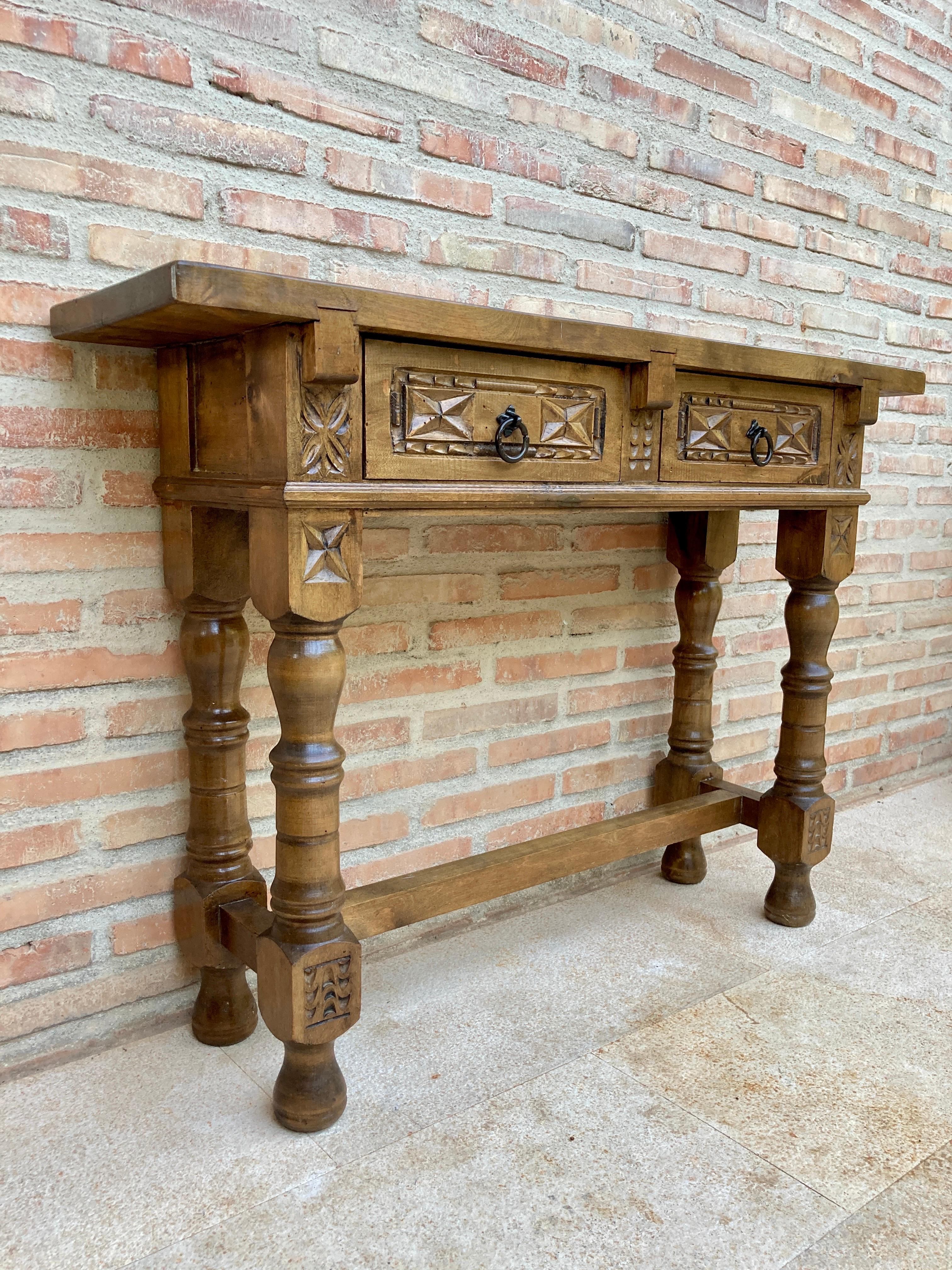 Espagnol Table console espagnole du début du 20e siècle avec 2 tiroirs et pieds tournés en vente