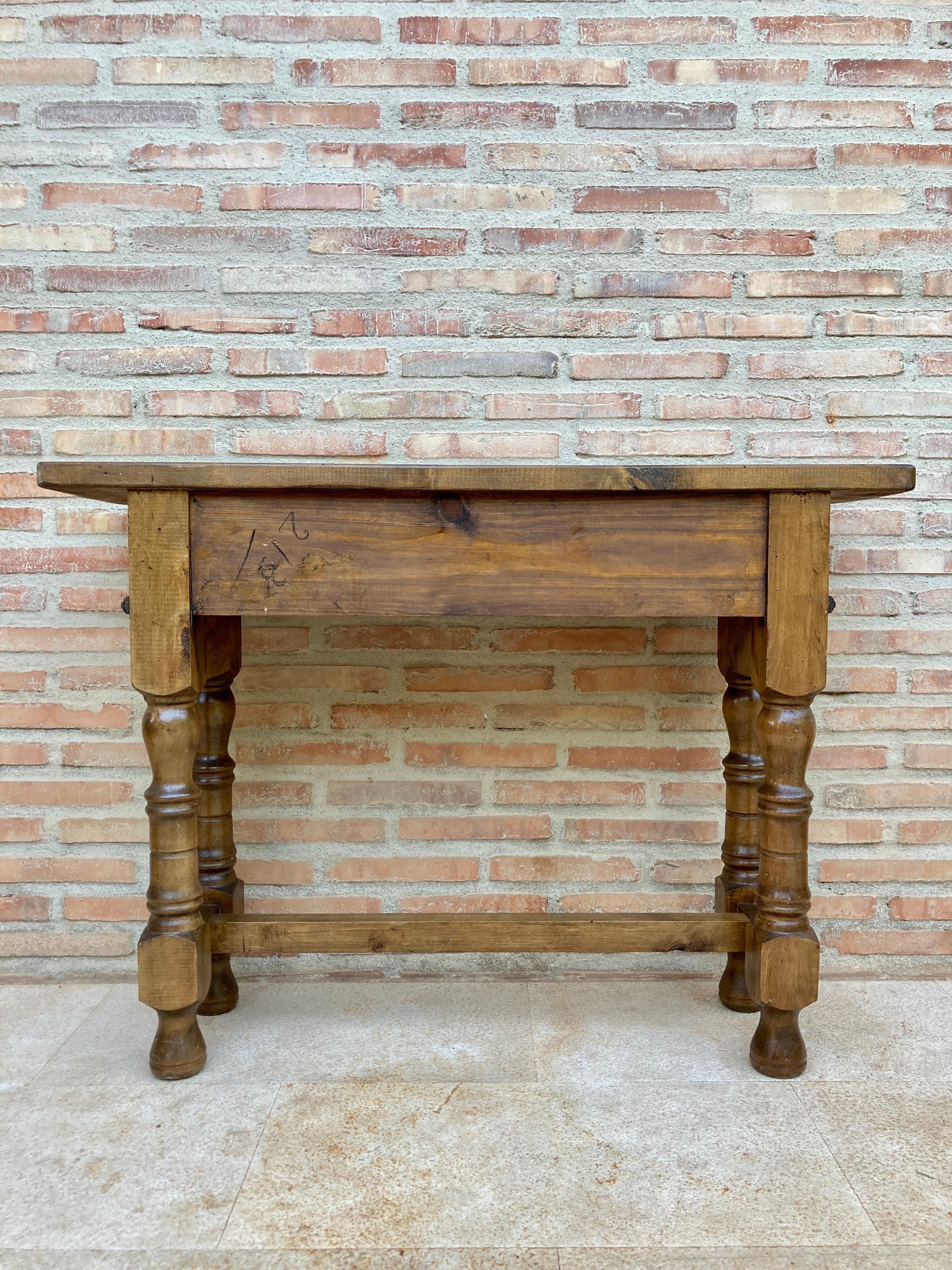 Early 20th Century Spanish Console Table with 2 Drawers and Turned Legs In Good Condition For Sale In Miami, FL