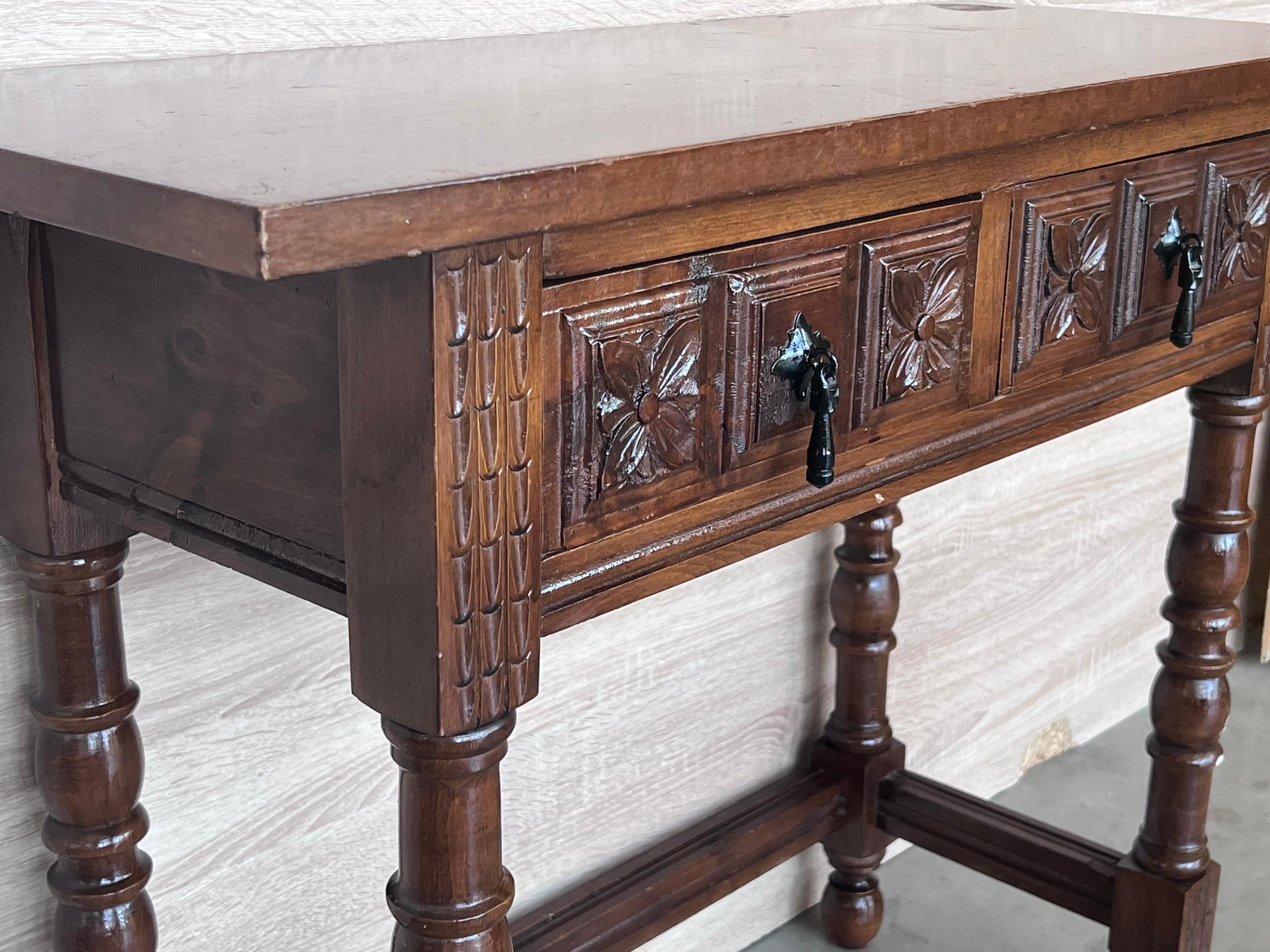 Noyer Table console espagnole du début du 20e siècle avec 2 tiroirs et pieds tournés en vente