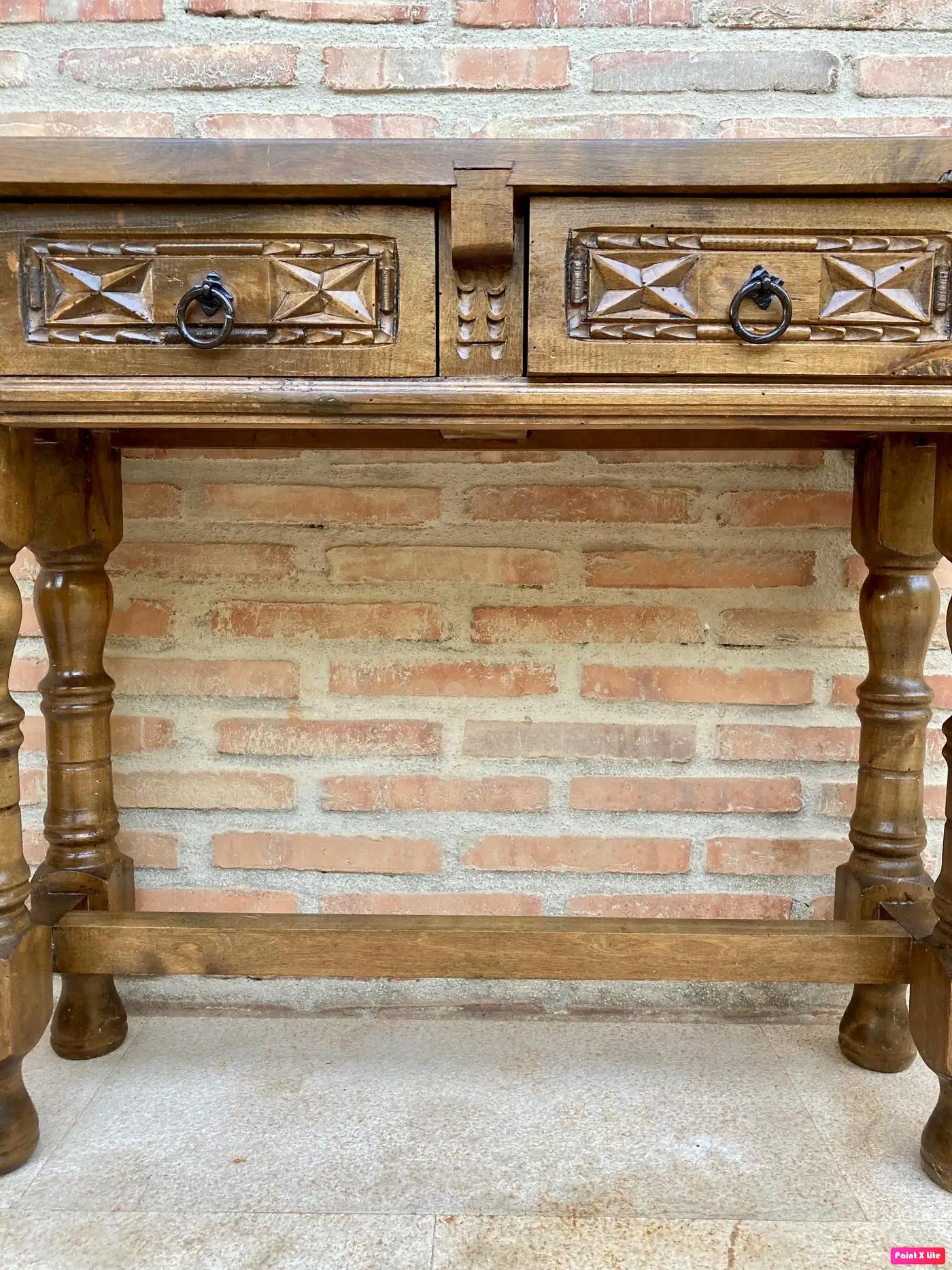 Noyer Early 20th Century Spanish Console Table with 2 Drawers and Turned Legs en vente