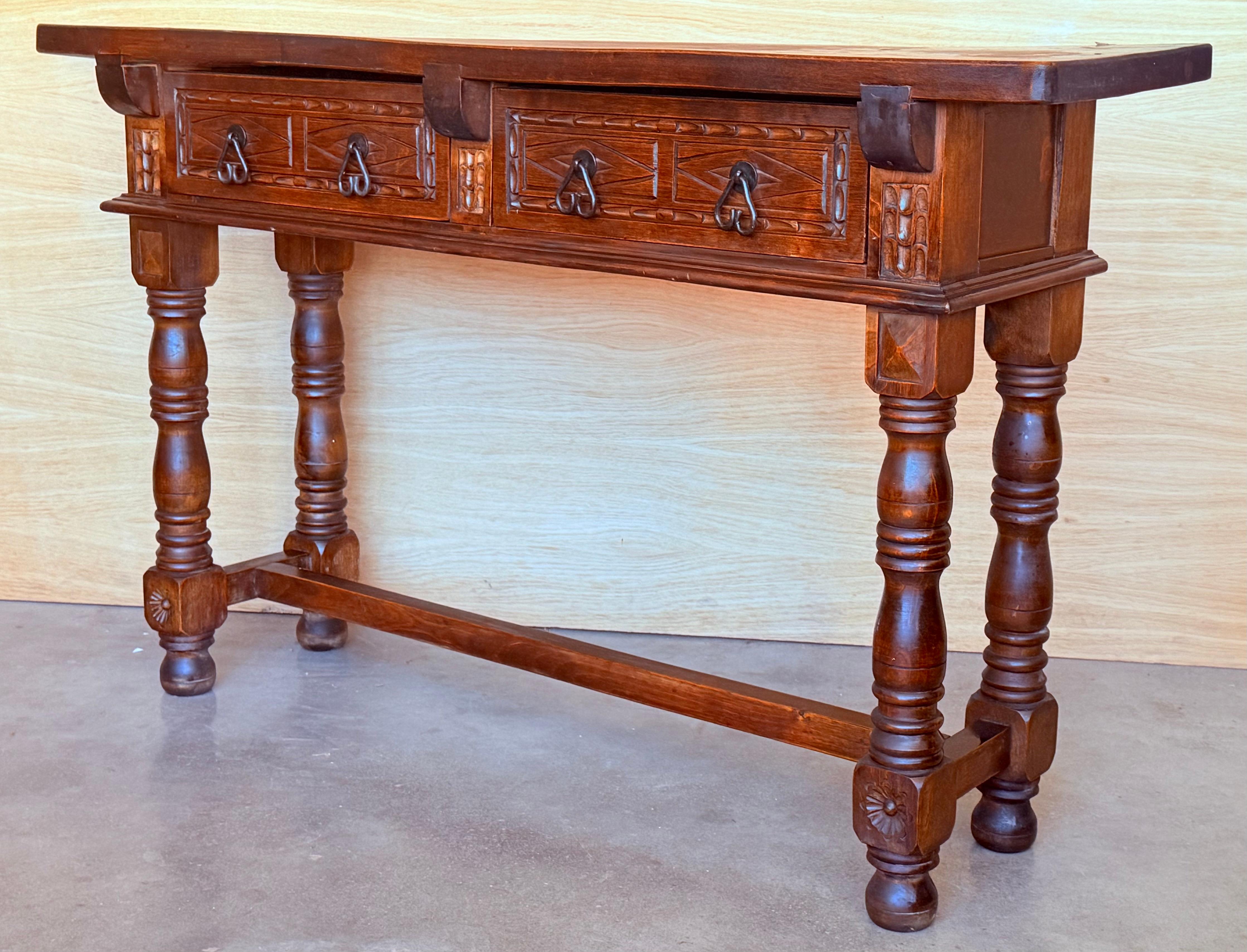Early 20th Century Spanish Console Table with 2 Drawers and Turned Legs For Sale 2