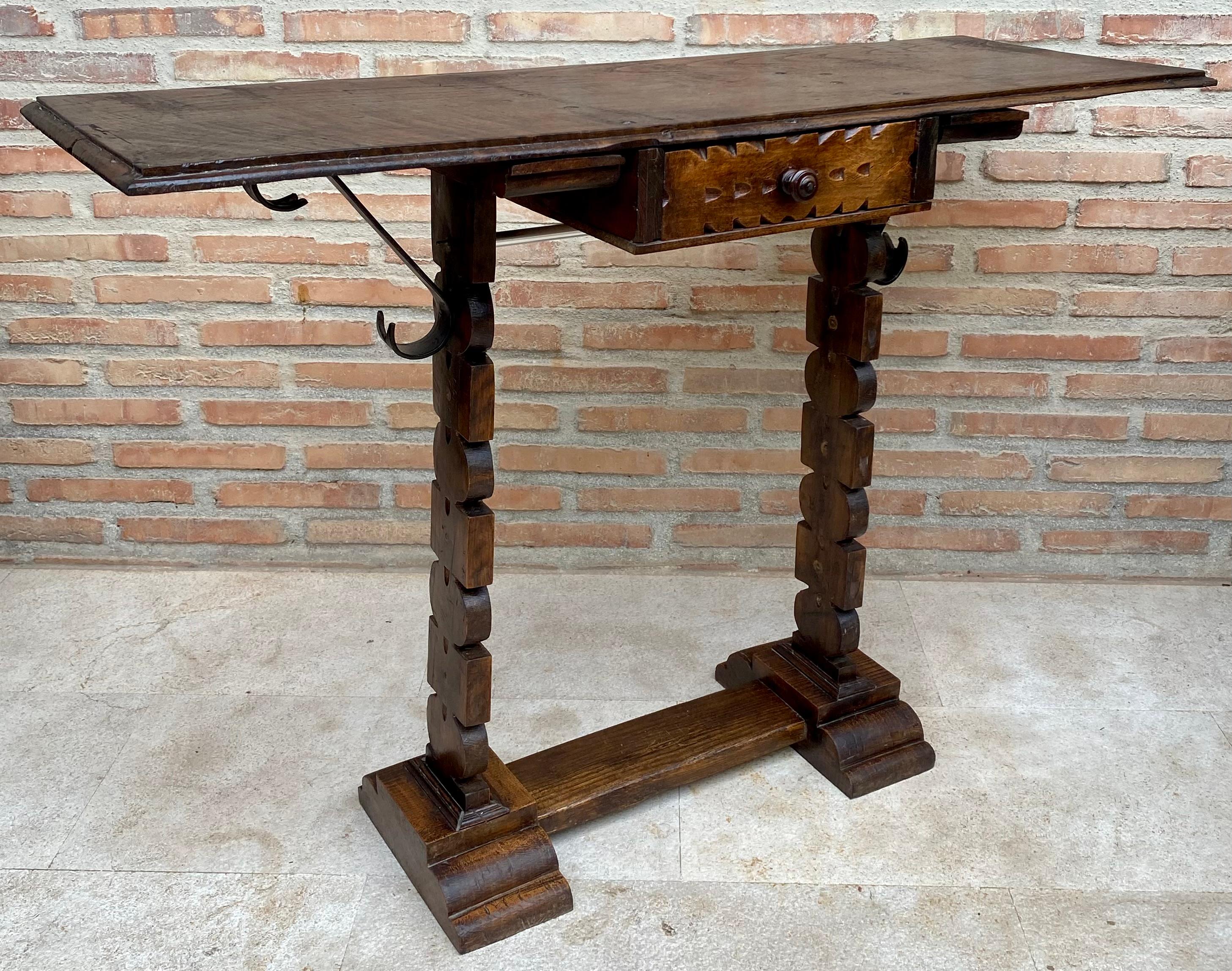 Noyer Table console espagnole à un tiroir, début du 20e siècle, années 1940 en vente