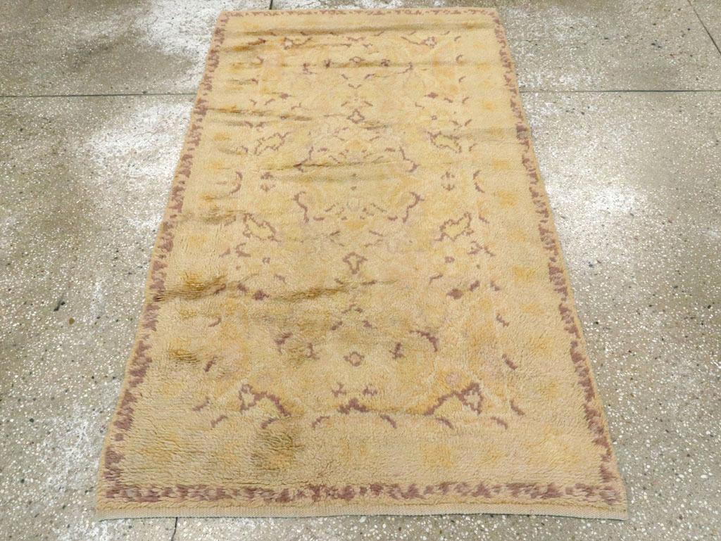 Ein antiker spanischer Cuenca-Teppich. Die meisten gelbgrundigen spanischen Cuenca-Geflechte sind groß, aber hier ist ein Streumuster mit einem elfenbeinfarbenen und schieferfarbenen Muster um ein zentrales Medaillon mit biaxial angeordneten