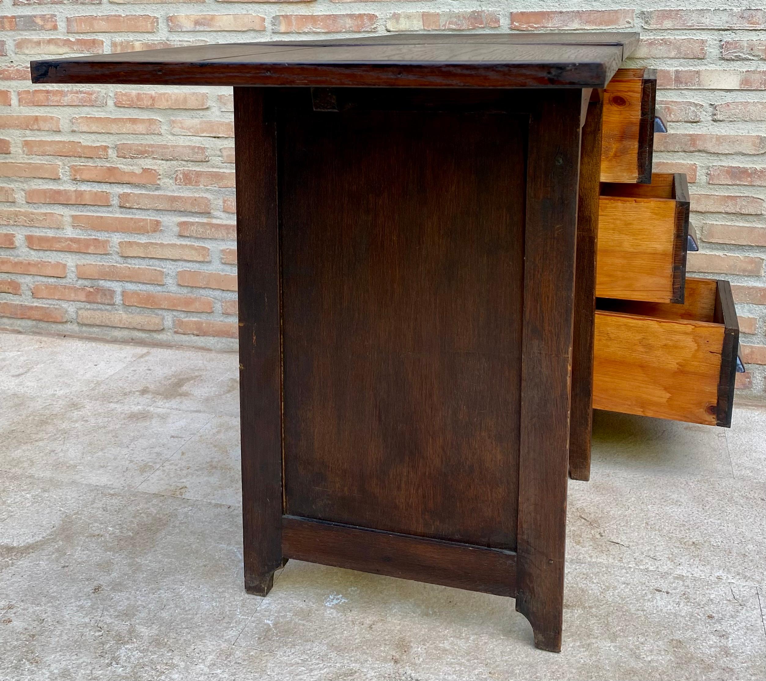 Early 20th Century Spanish Desk or Work Table in Oak Wood with Lateral Wing, 192 For Sale 9