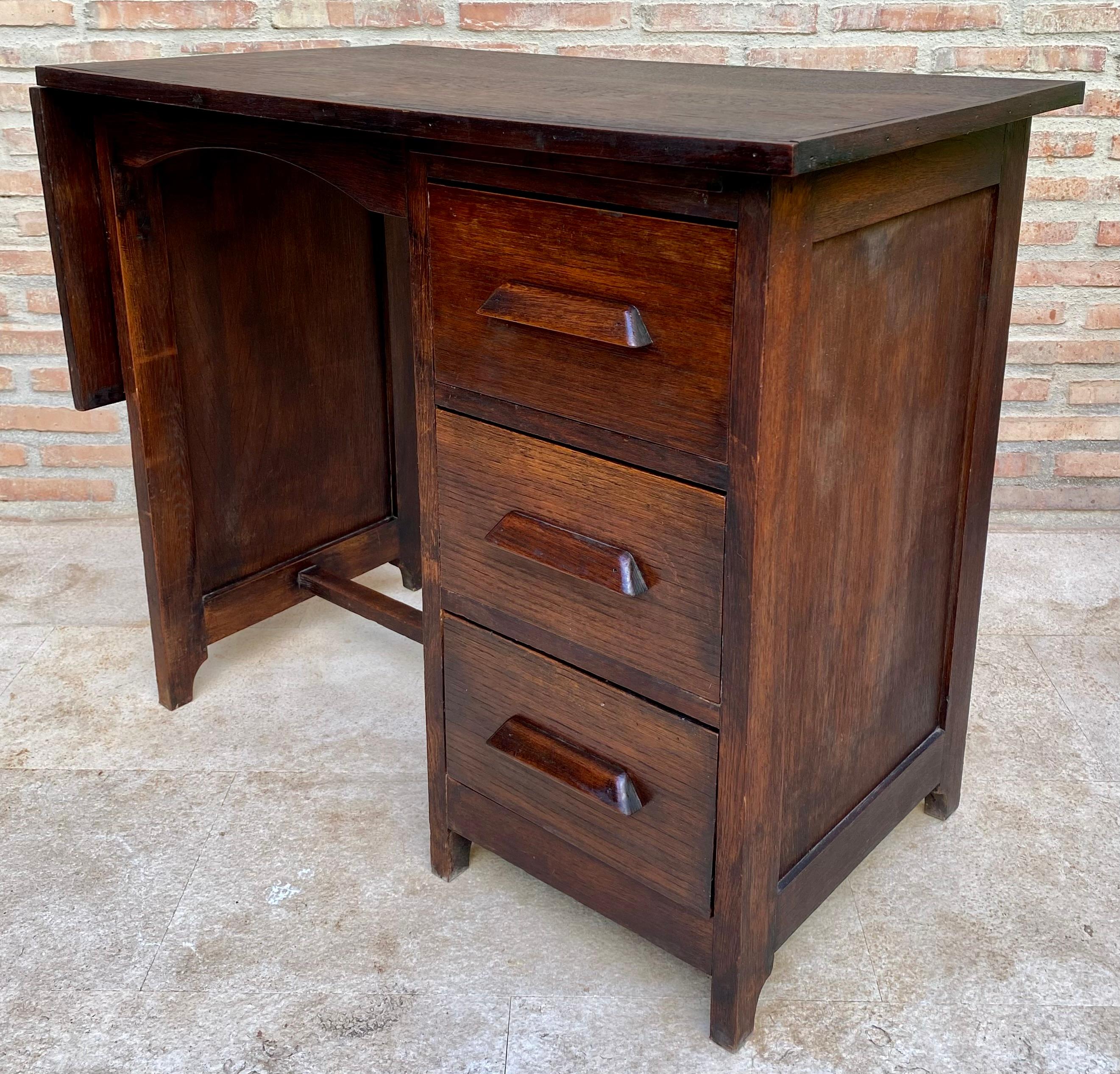 Early 20th Century Spanish Desk or Work Table in Oak Wood with Lateral Wing, 192 For Sale 15