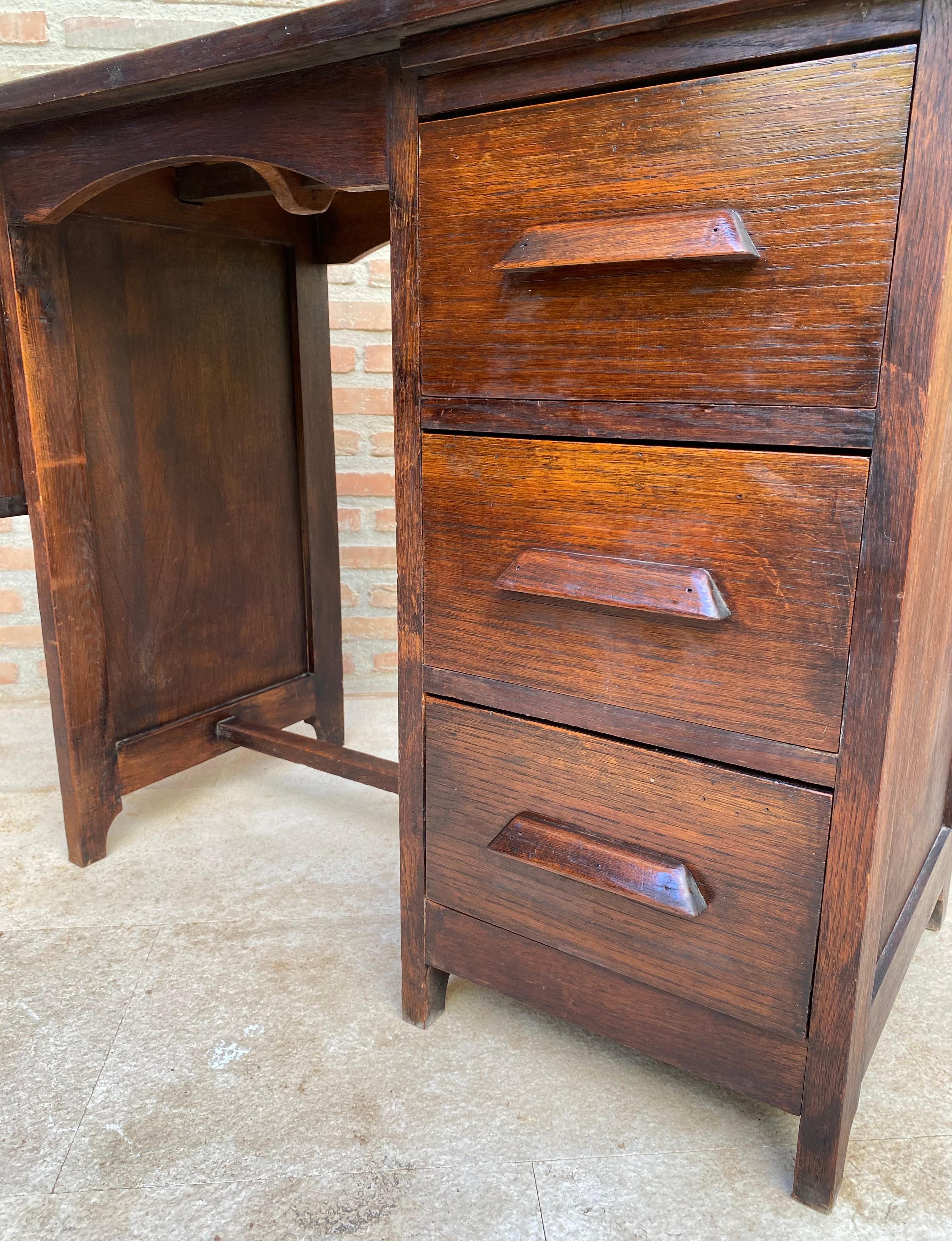 Early 20th Century Spanish Desk or Work Table in Oak Wood with Lateral Wing, 192 For Sale 16