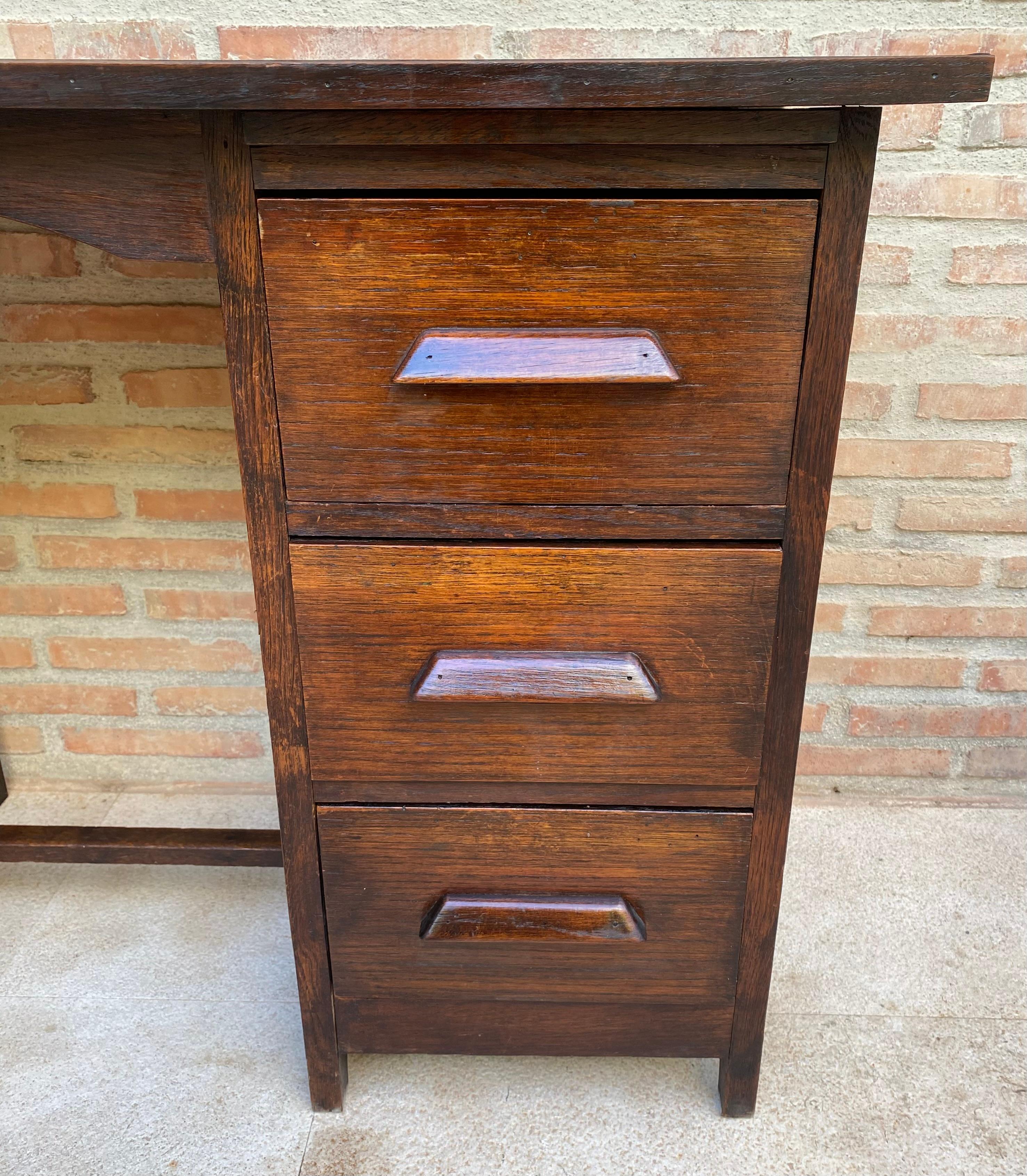Early 20th Century Spanish Desk or Work Table in Oak Wood with Lateral Wing, 192 In Good Condition For Sale In Miami, FL