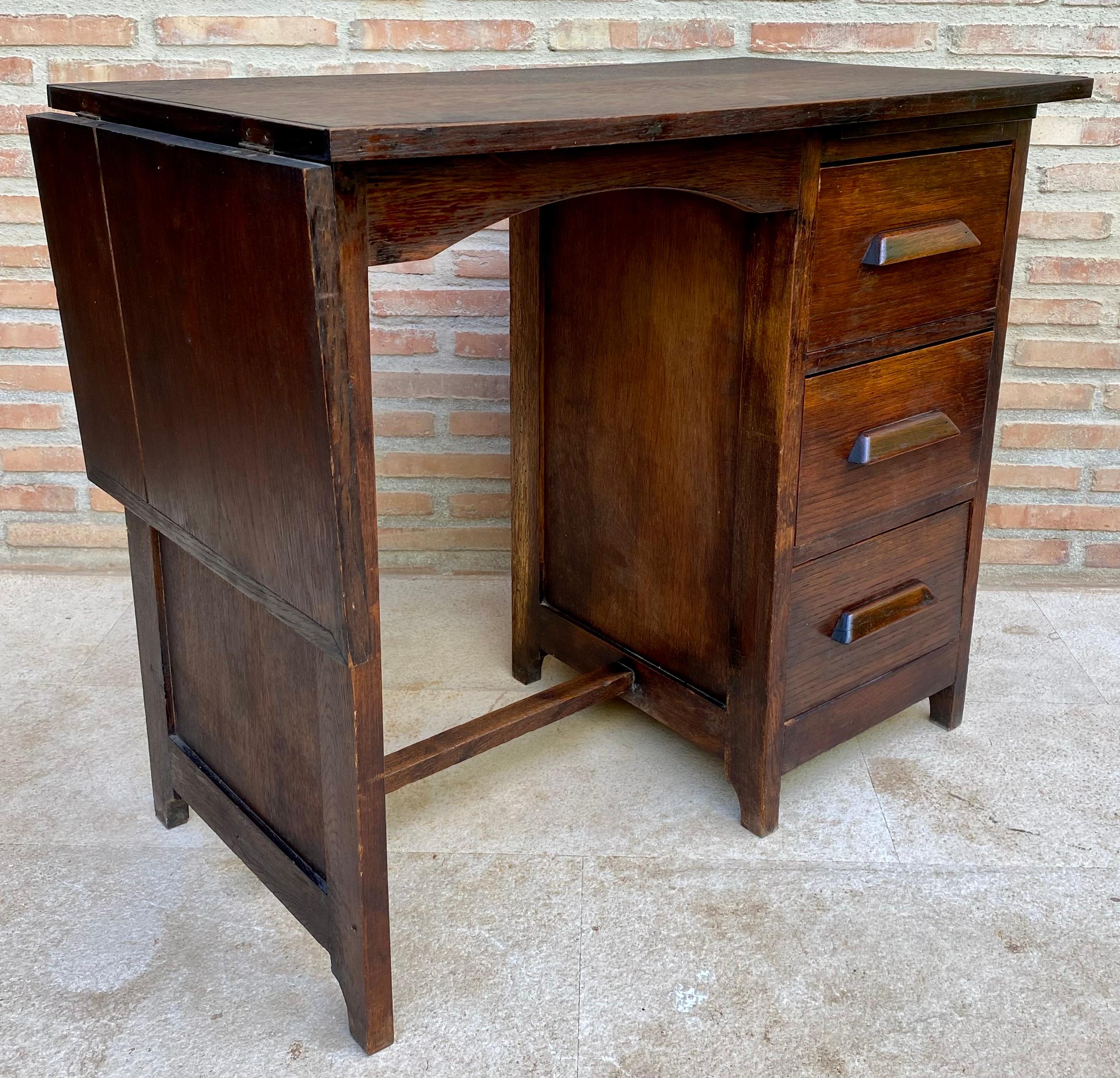 Spanischer Schreibtisch oder Arbeitstisch aus Eichenholz des frühen 20. Jahrhunderts mit späterem Flügel, 192 im Angebot 2