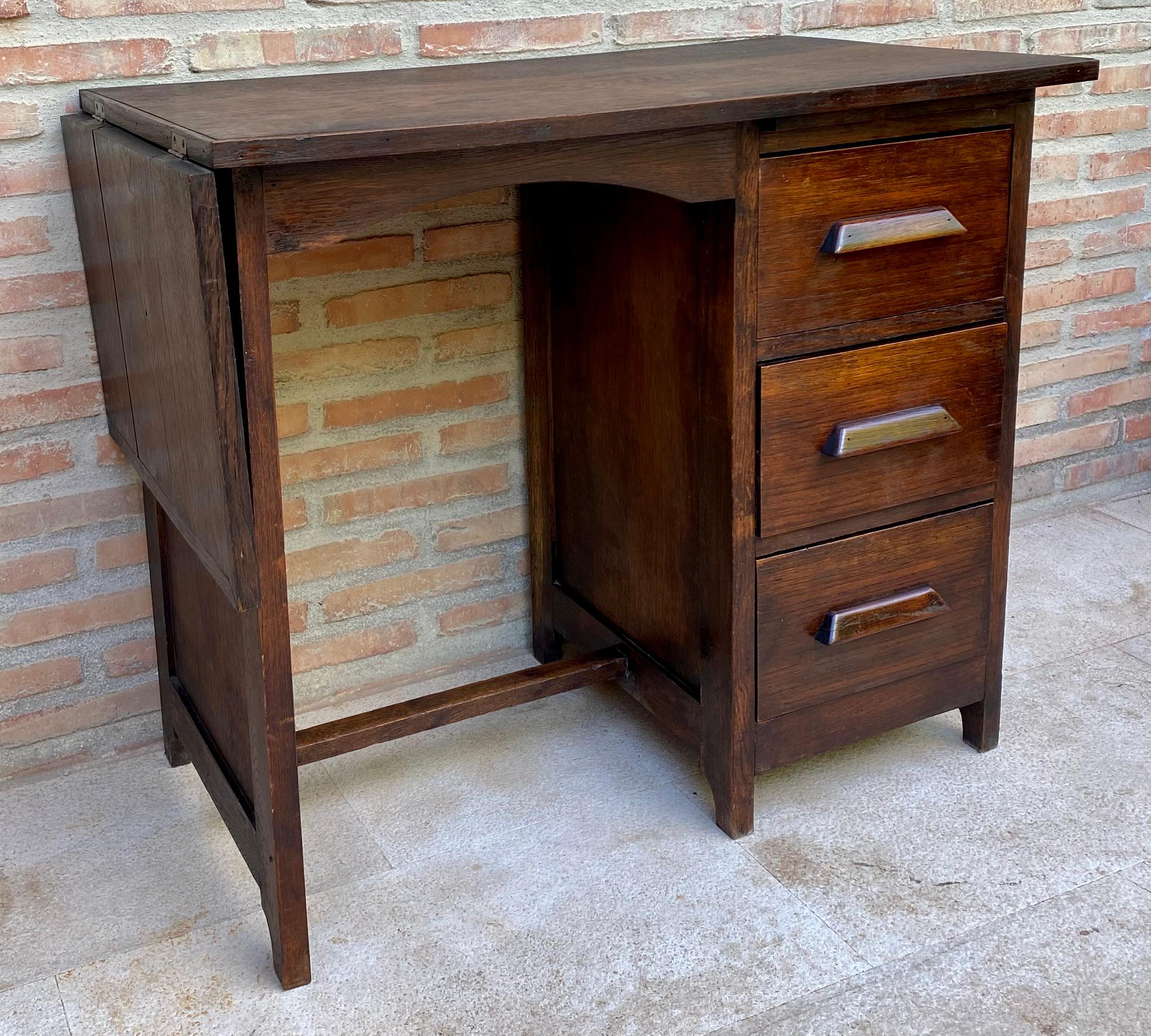 Spanischer Schreibtisch oder Arbeitstisch aus Eichenholz des frühen 20. Jahrhunderts mit späterem Flügel, 192 im Angebot 3